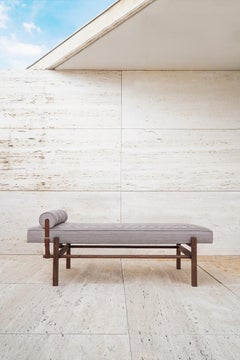 Cama de día artesanal en madera de nogal y textil gris mallorquín por Nico Guevara