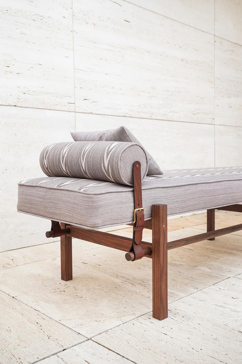 Tagesbett, handgefertigt aus Nussbaumholz und grauem Mallorca-Textil von Nico Guevara im Angebot 1
