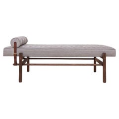 Letto da giorno realizzato a mano in Wood Wood e tessuto grigio Maiorca da Nico Guevara