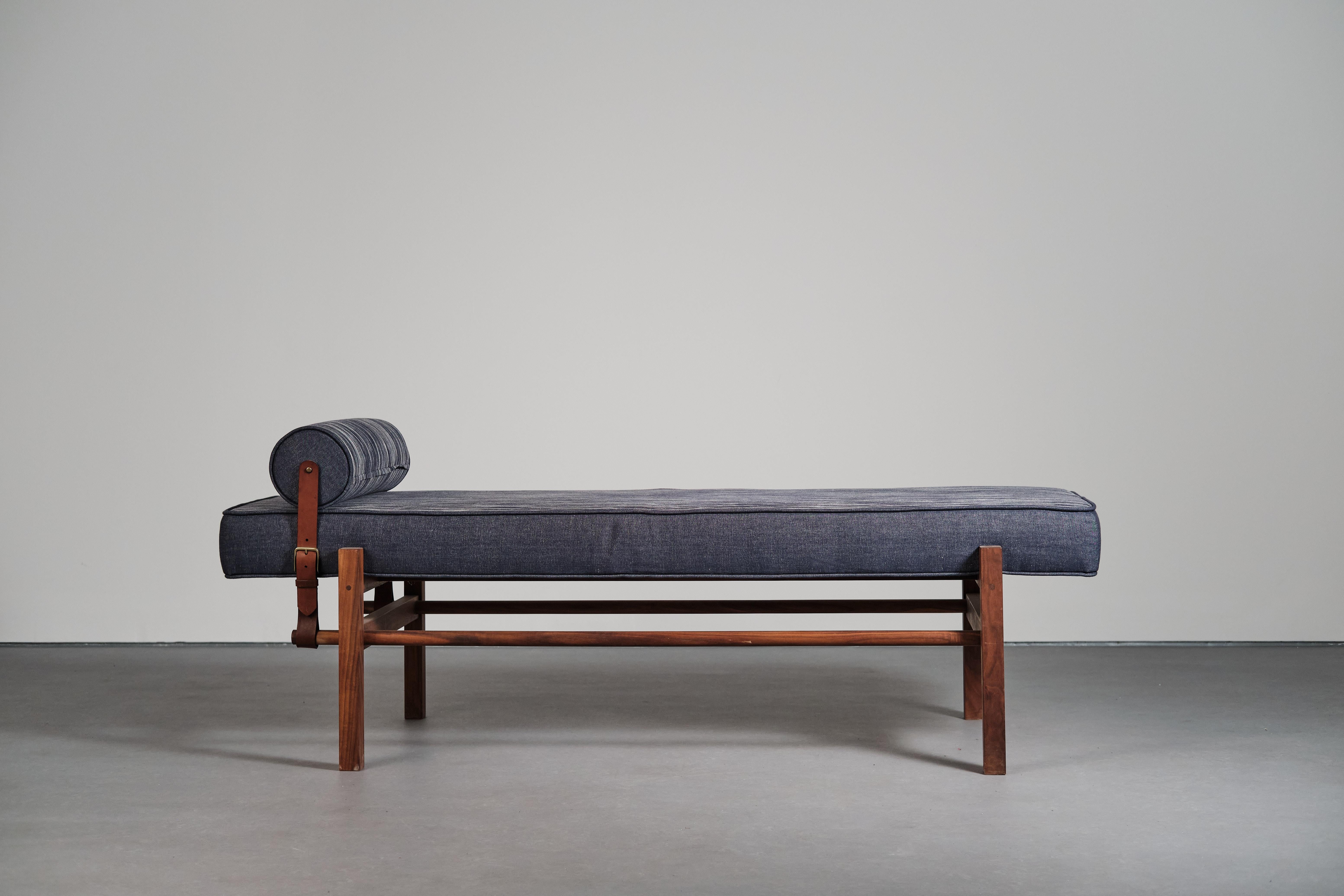 Nuovo Daybed artigianale in legno di noce e tessuto di Maiorca di Nico Guevara

Questo letto da giorno è il risultato di una collaborazione tra il produttore tessile di Maiorca Teixits Riera e lo studio Nico Guevara. Entrambe con sede a Maiorca, si