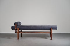 Lit de jour Handcraft en Wood Wood et textile bleu majorquin par Nico Guevara