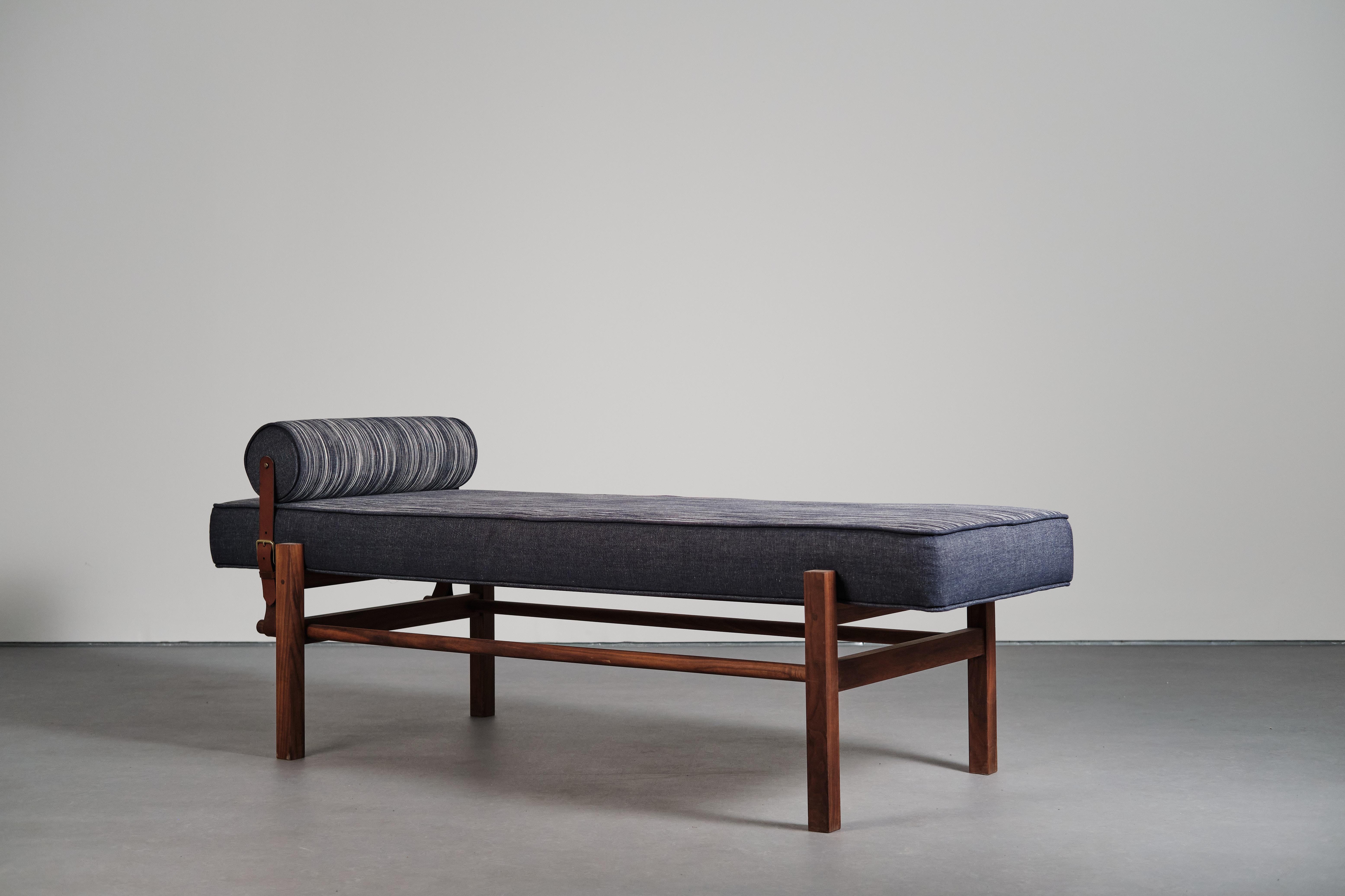 Letto da giorno realizzato a mano in Wood Wood e tessuto blu Maiorca da Nico Guevara In condizioni Nuovo in vendita a Barcelona, ES