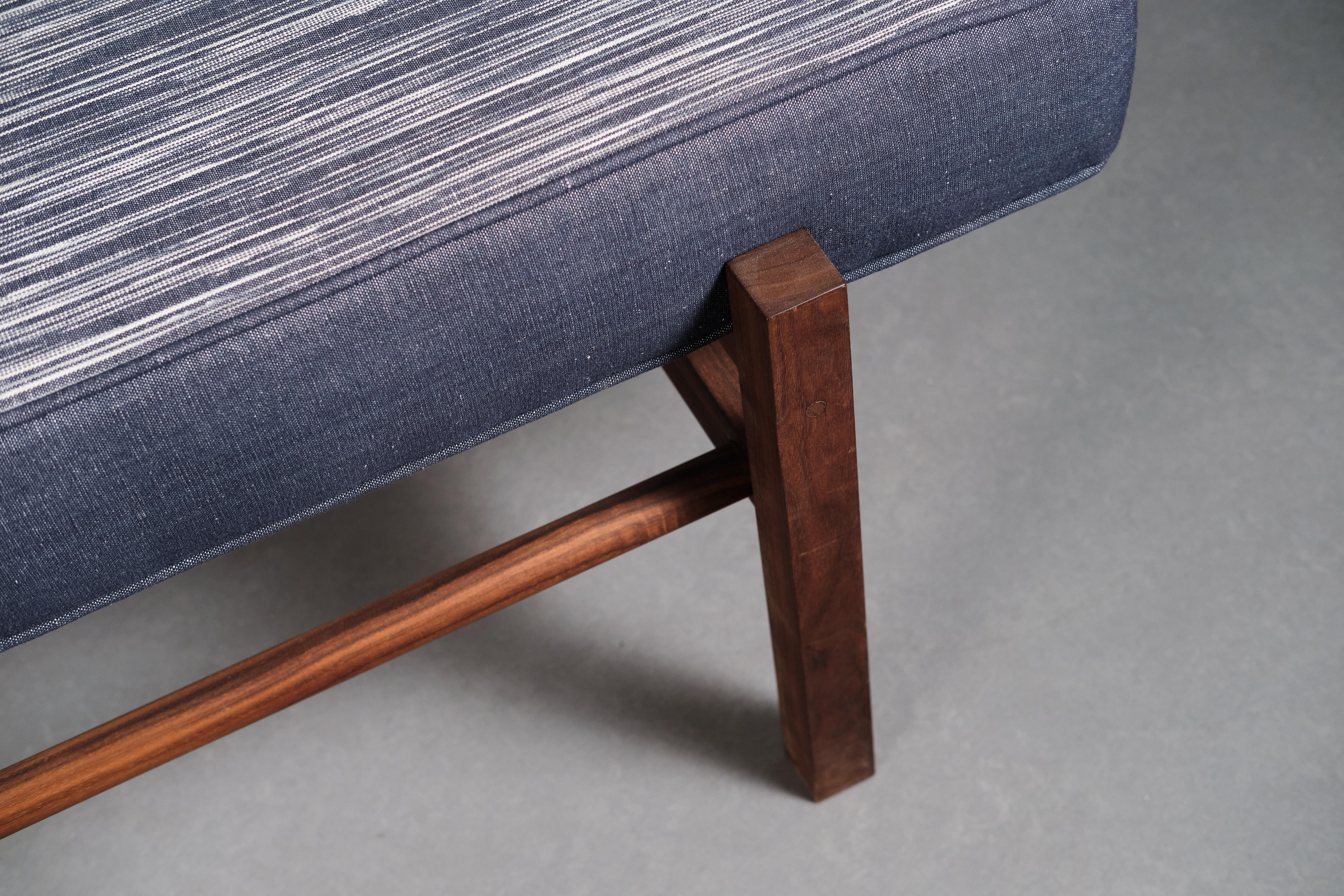 Tessile Letto da giorno realizzato a mano in Wood Wood e tessuto blu Maiorca da Nico Guevara in vendita