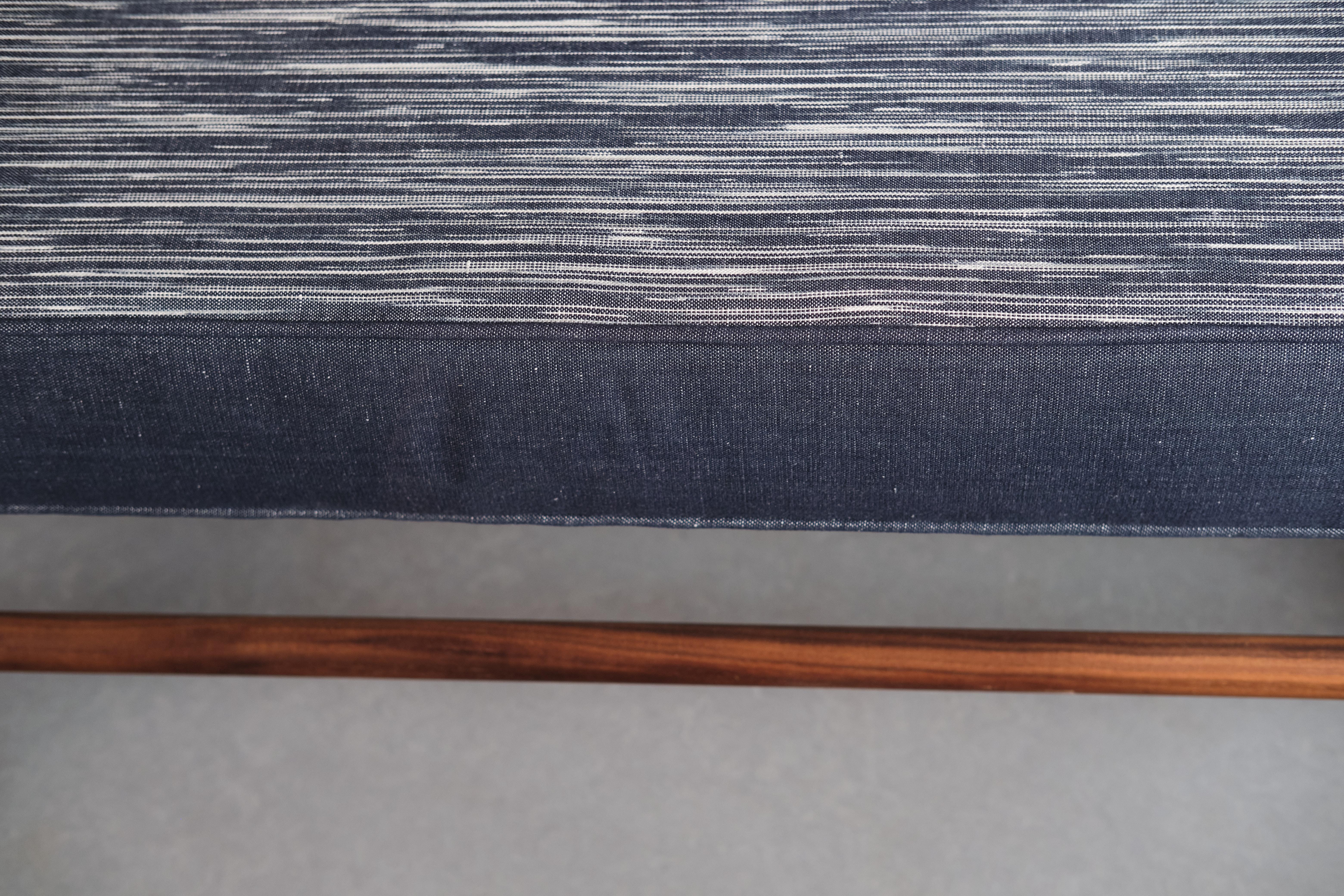 Letto da giorno realizzato a mano in Wood Wood e tessuto blu Maiorca da Nico Guevara in vendita 2