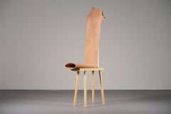 Sedia scultorea in pelle e Wood Trunk 2 di Jordi Ribaudí