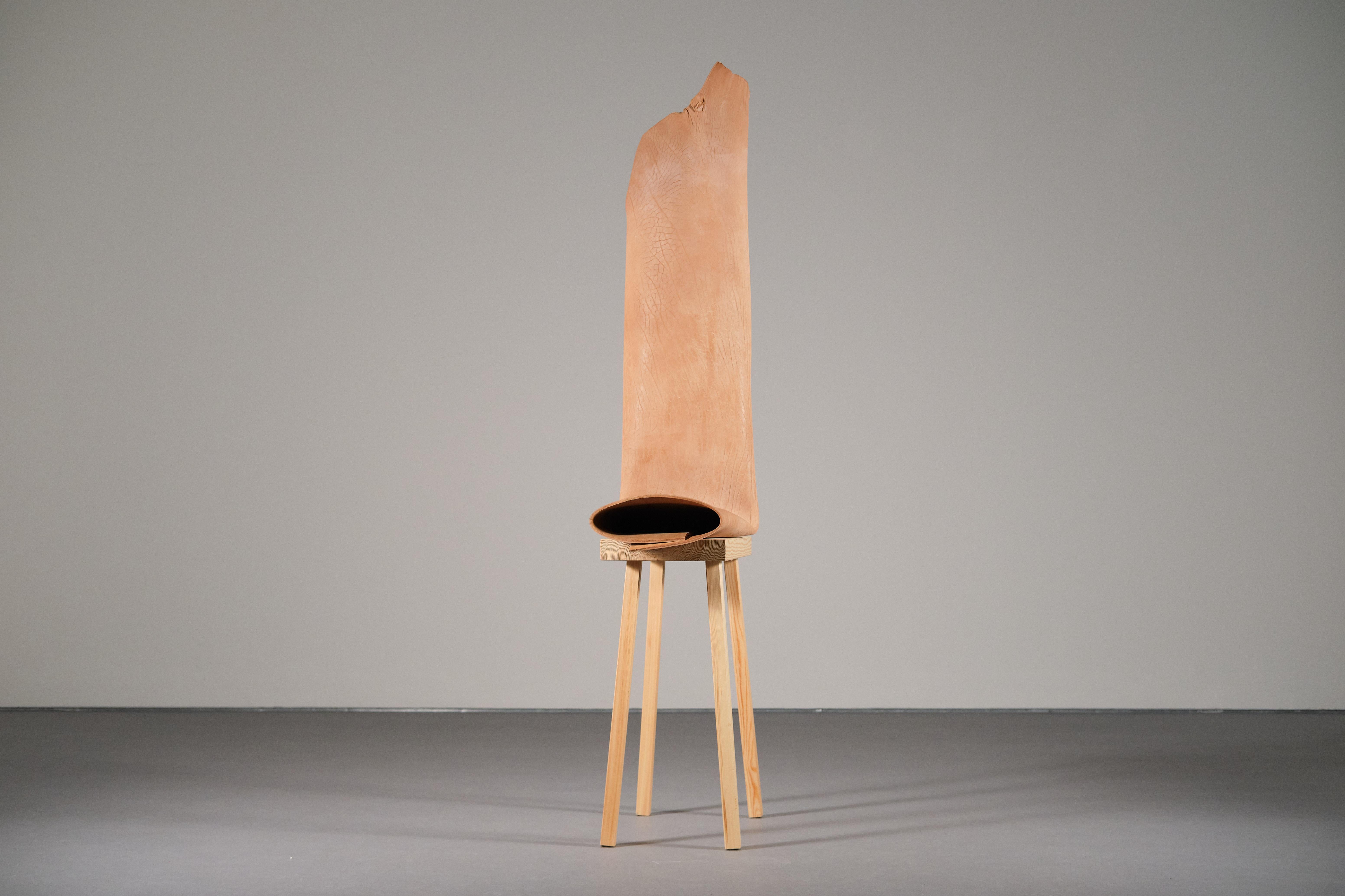 XXI secolo e contemporaneo Sedia scultorea in pelle e Wood Trunk 2 di Jordi Ribaudí in vendita