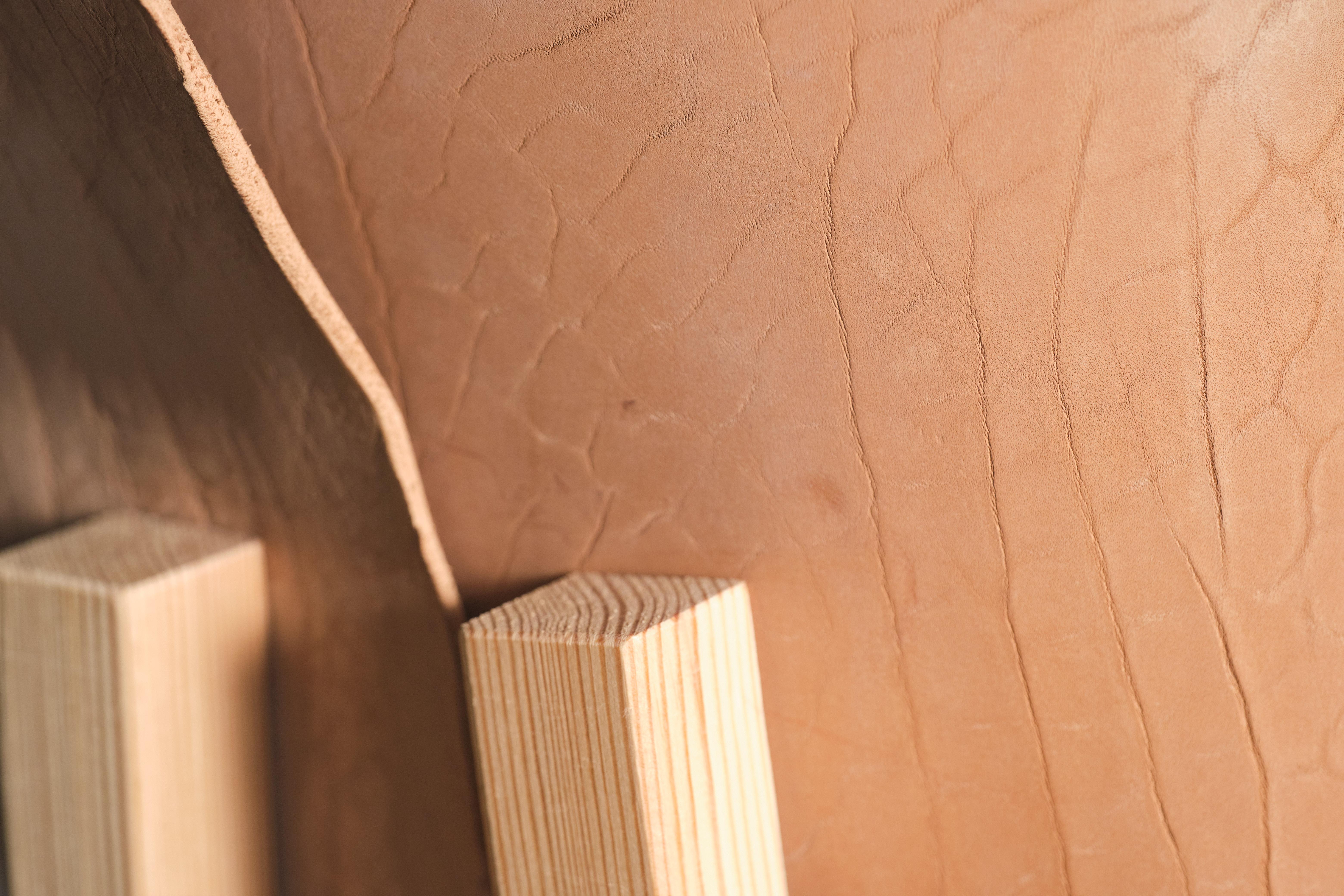 Sedia scultorea in pelle e Wood Trunk 2 di Jordi Ribaudí in vendita 3