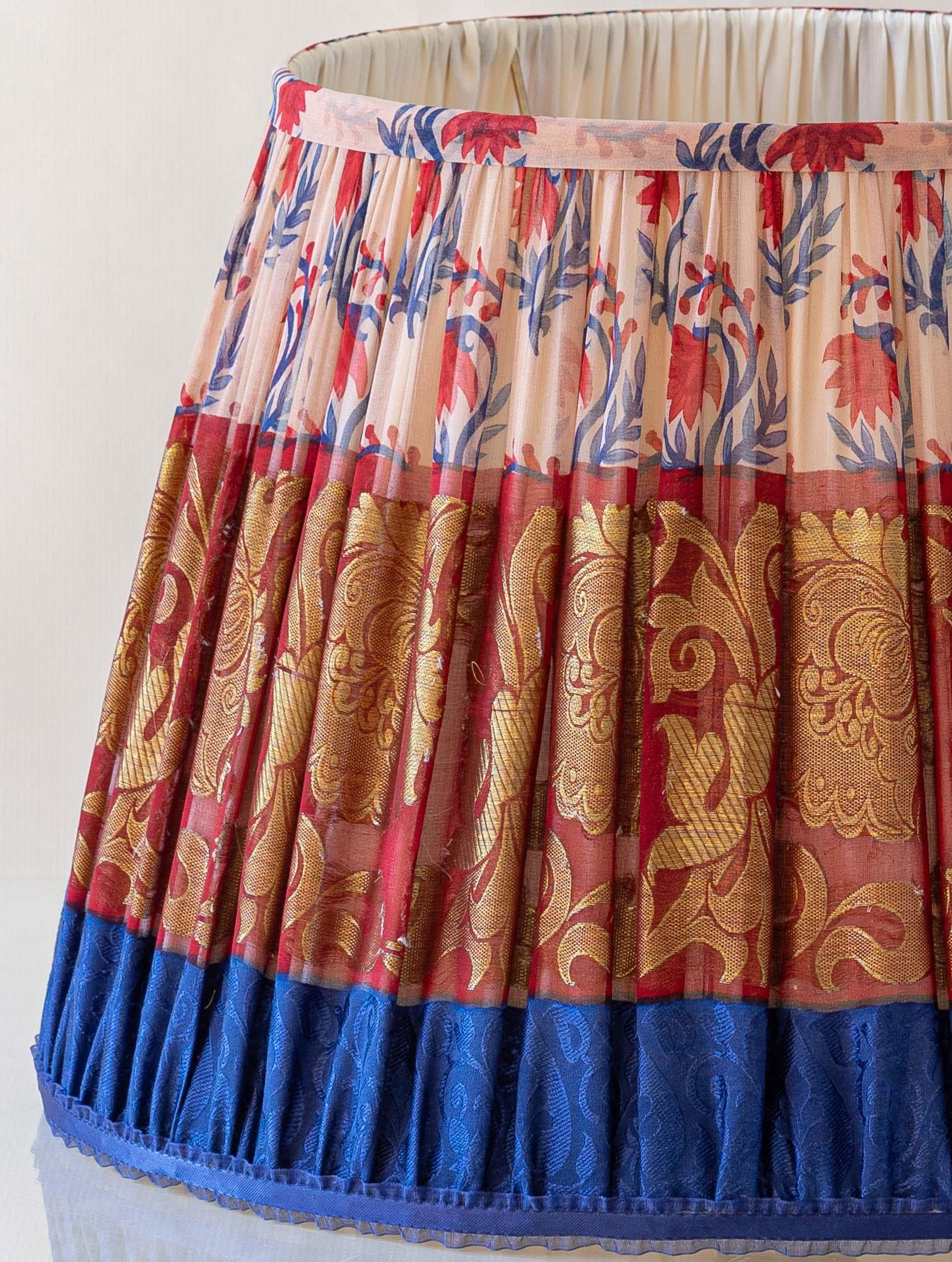 Bohémien Nuovo paralume artigianale ricavato da sari di seta d'epoca, rosso, blu e oro, solo 2 in vendita