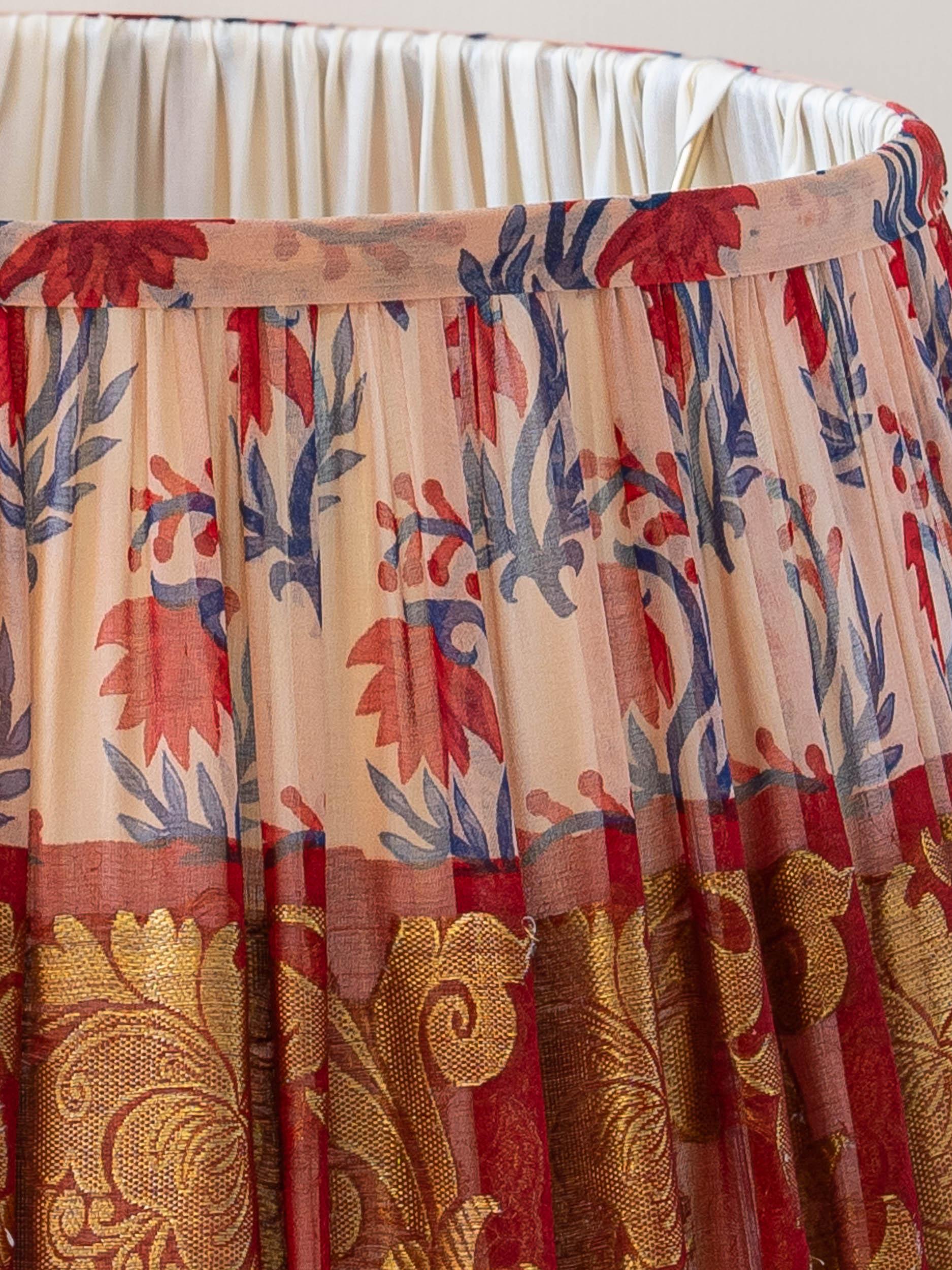 Olandese Nuovo paralume artigianale ricavato da sari di seta d'epoca, rosso, blu e oro, solo 2 in vendita