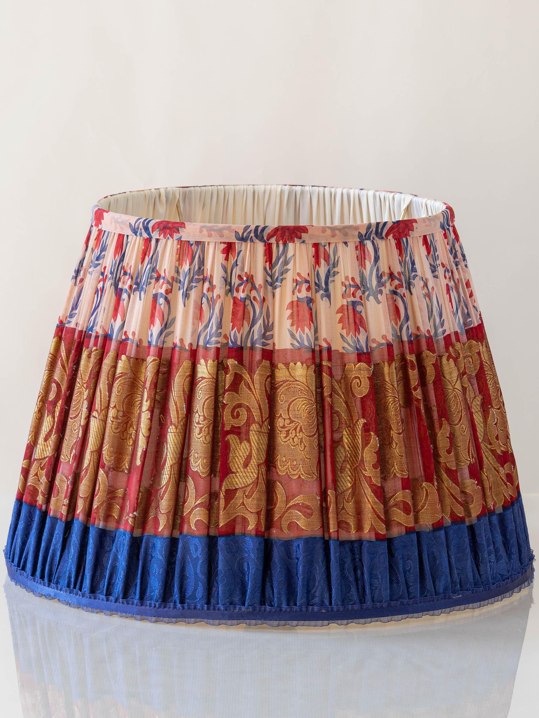 XXI secolo e contemporaneo Nuovo paralume artigianale ricavato da sari di seta d'epoca, rosso, blu e oro, solo 2 in vendita