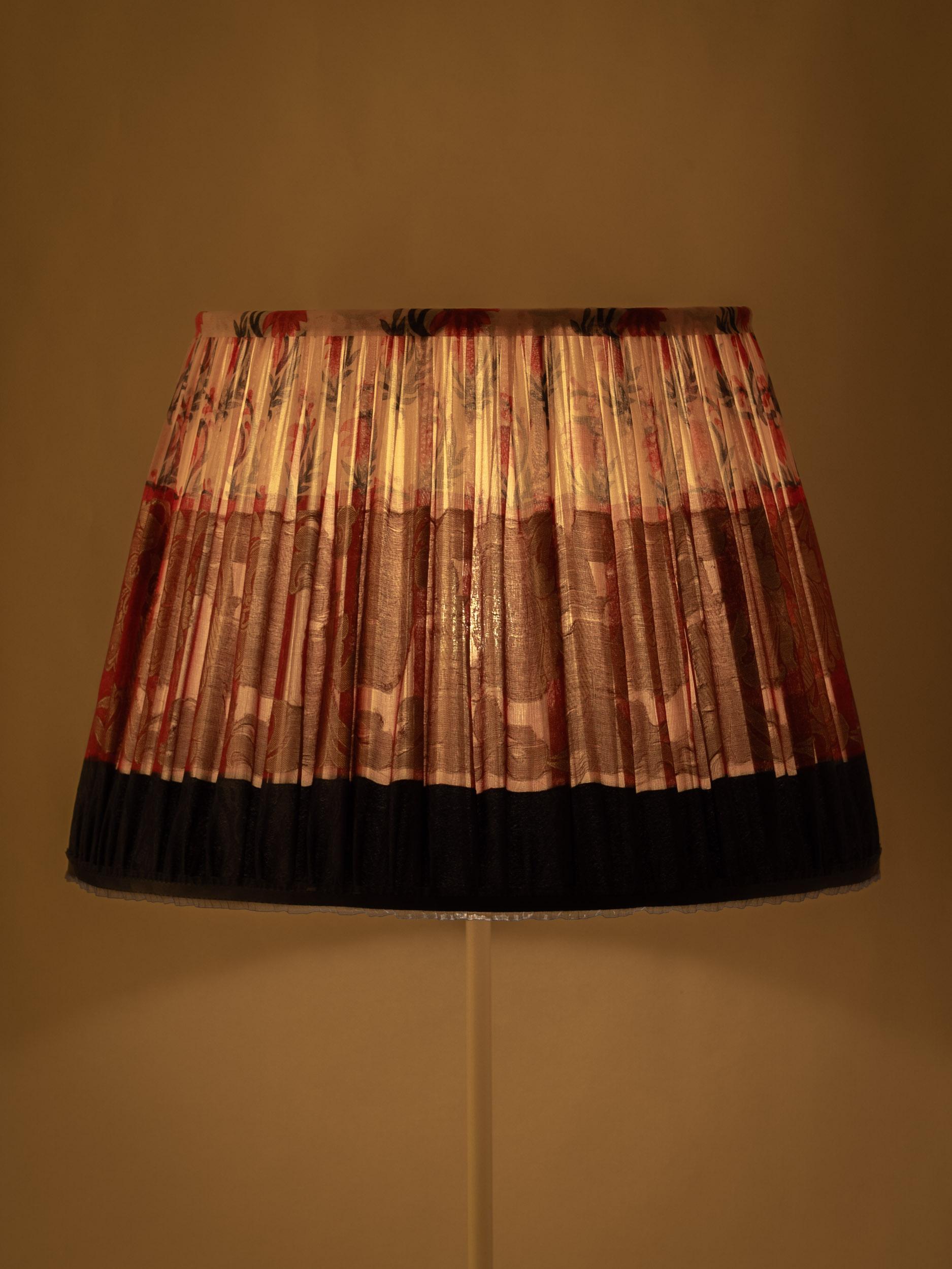 Seta Nuovo paralume artigianale ricavato da sari di seta d'epoca, rosso, blu e oro, solo 2 in vendita