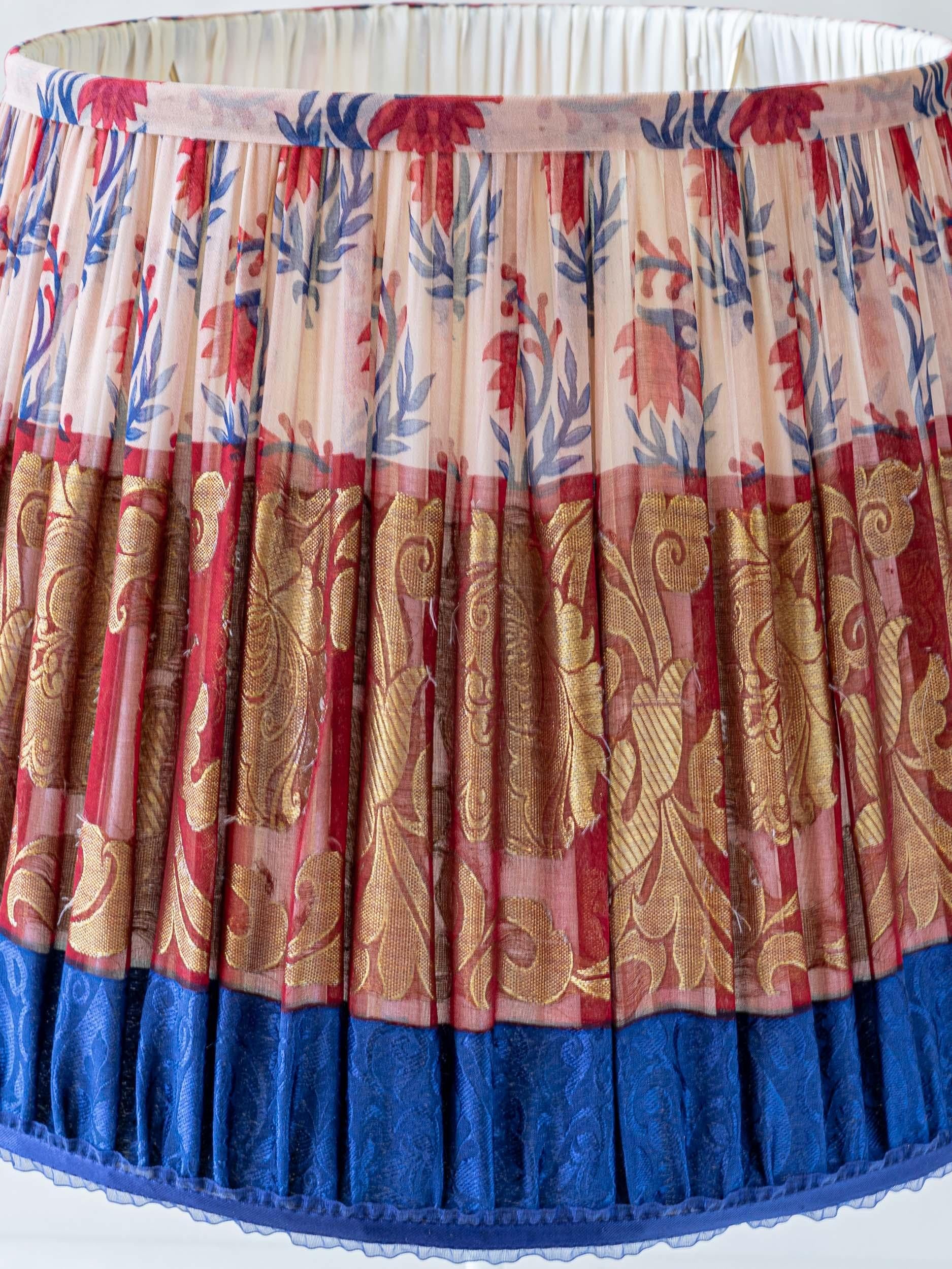 Nuovo paralume artigianale ricavato da sari di seta d'epoca, rosso, blu e oro, solo 2 in vendita 1