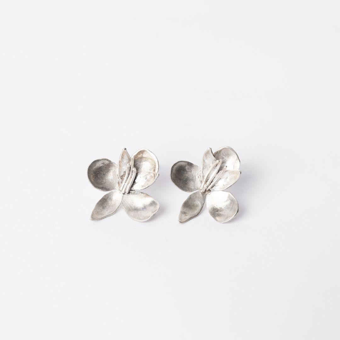 Abraza el espíritu de amor y sacrificio con estos pendientes flor de Amancay, bellamente elaborados a mano en plata de ley 925. Inspirados en el Amancay, símbolo del amor incondicional en la cultura patagónica, estos pendientes rinden homenaje a una