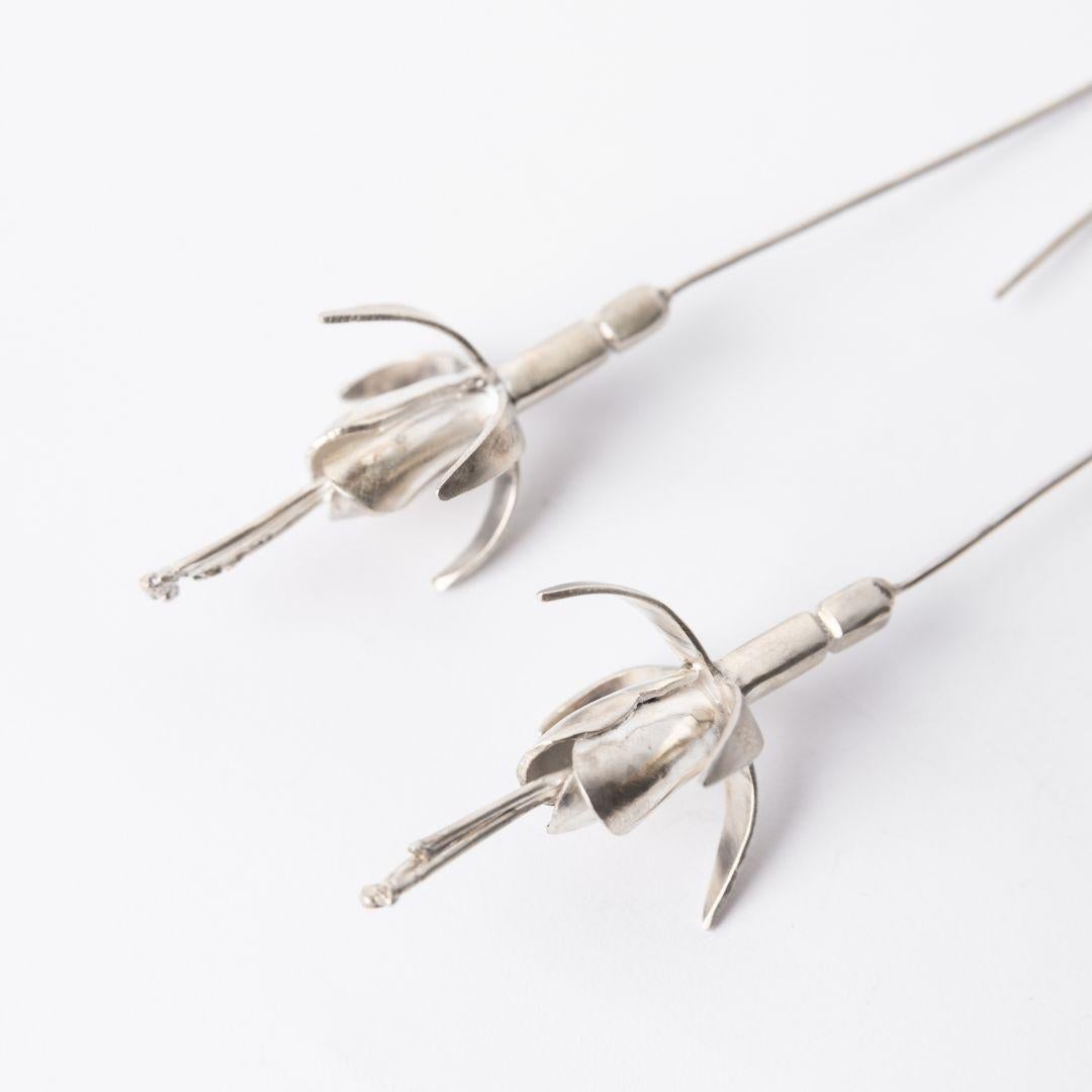 Adórnate con regia elegancia con estos pendientes flor Aljaba, meticulosamente elaborados a mano en plata de ley 925. También conocida como 