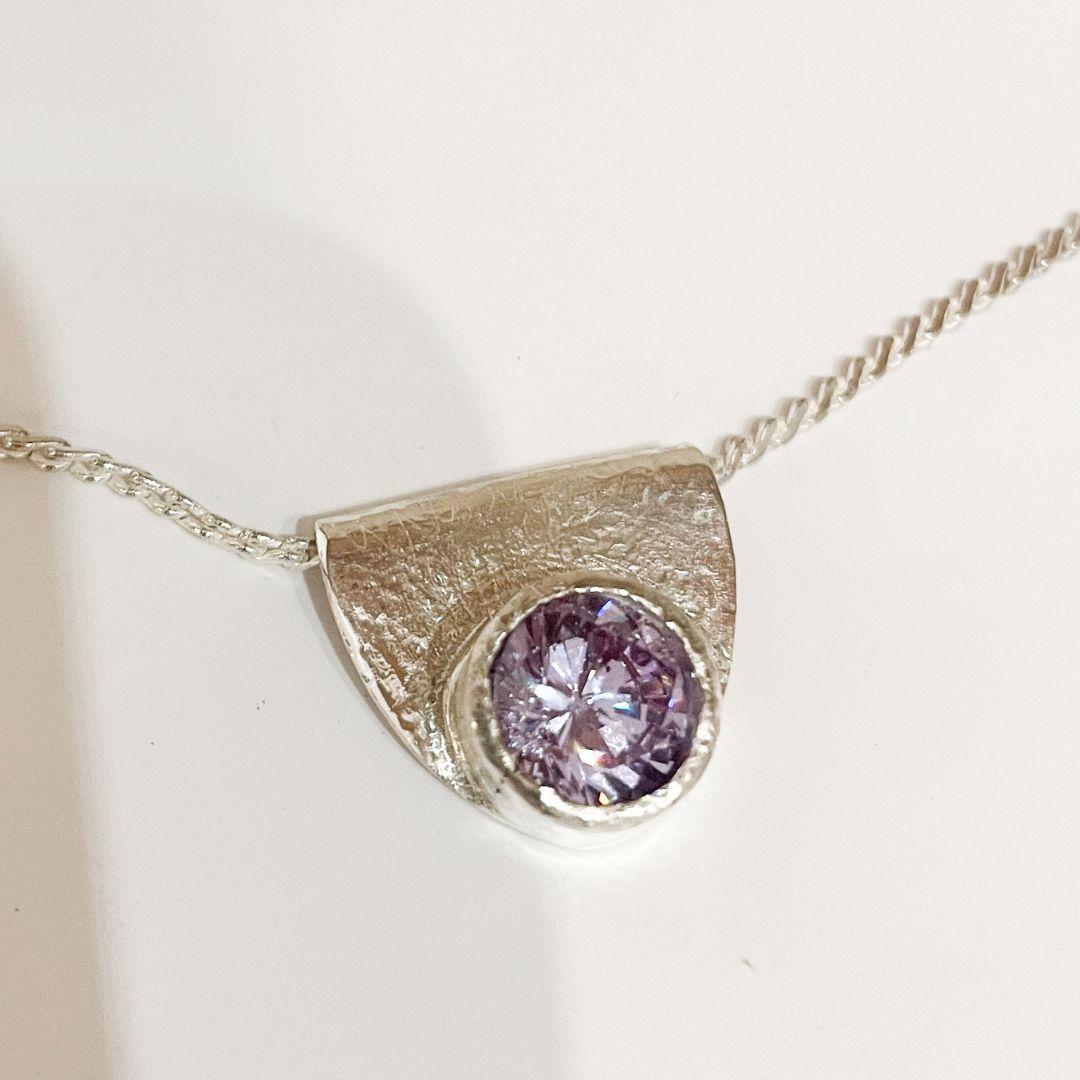 Nuevo Collar Artesanal Elegante de Plata de Ley con Colgante de Circonita Lila en venta 3