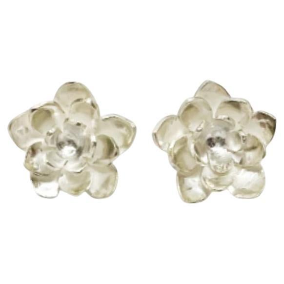 Abraza la belleza atemporal con los pendientes Gardenia, meticulosamente elaborados a mano en plata de ley 925. Inspirados en la delicada y grácil flor de la Gardenia, estos pendientes presentan un sofisticado diseño floral que desprende elegancia y