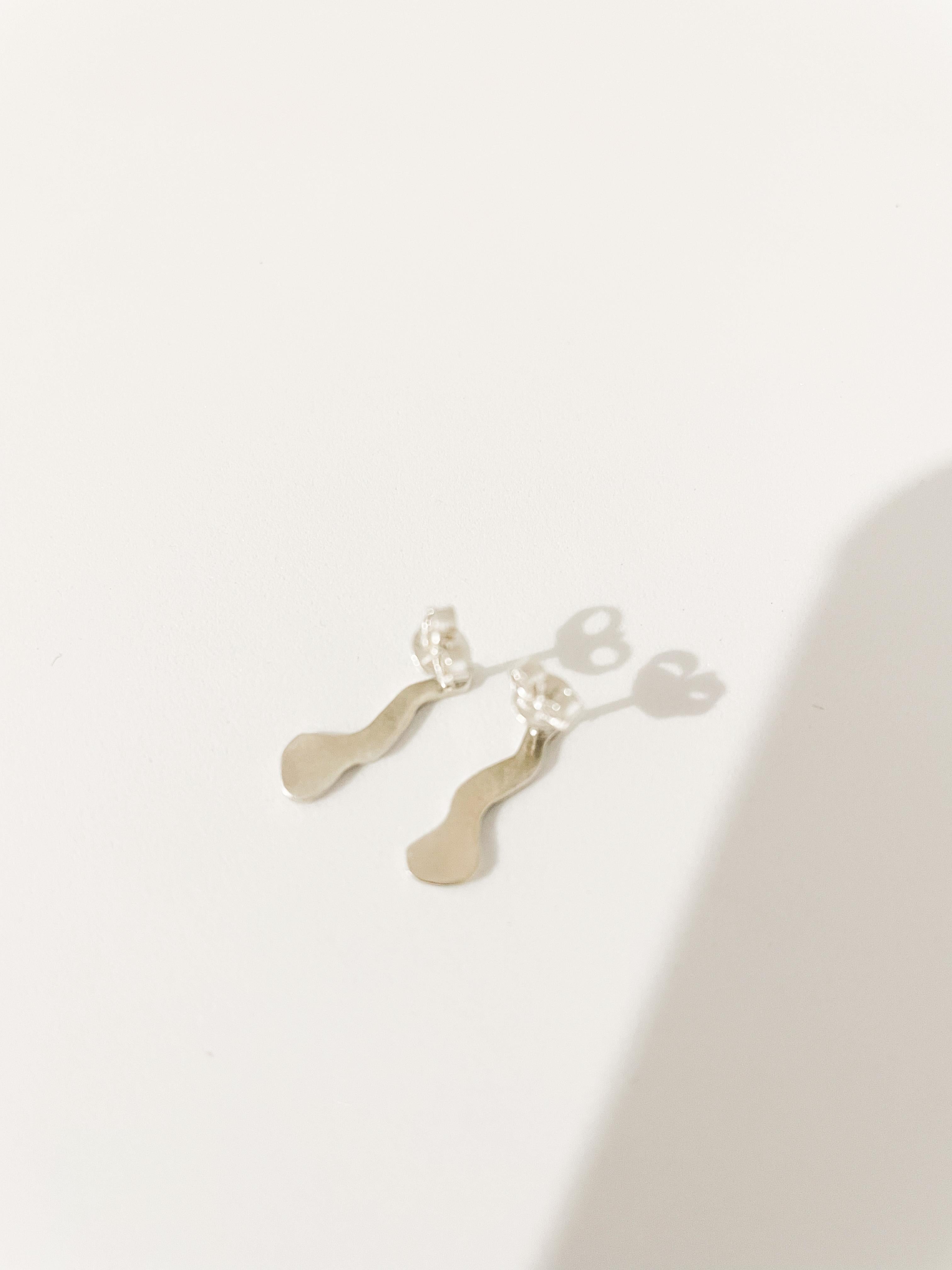 New Handcrafted Sterling Silver Irregular Mini Earrings – Unique Artisan Design In New Condition For Sale In Pigüé, AR