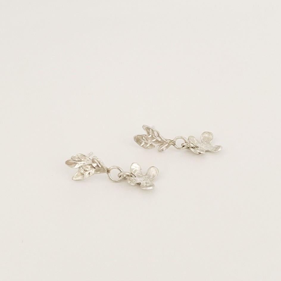 New Handcrafted Sterling Silver Leaf and Mini Flower Dangle Earrings – Delicate In New Condition For Sale In Pigüé, AR