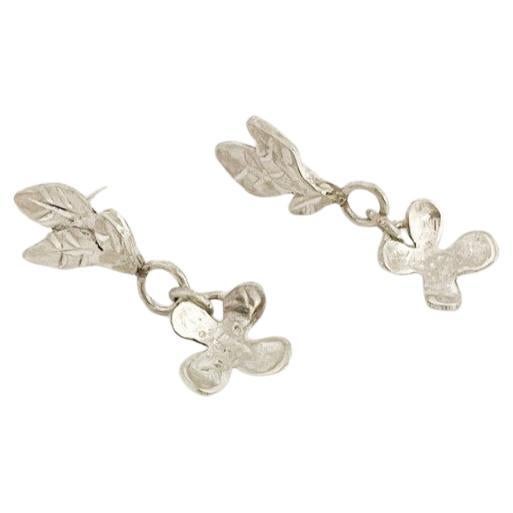 New Handcrafted Sterling Silver Leaf and Mini Flower Dangle Earrings - Delicate (Boucles d'oreilles pendantes en argent sterling avec feuilles et mini-fleurs)