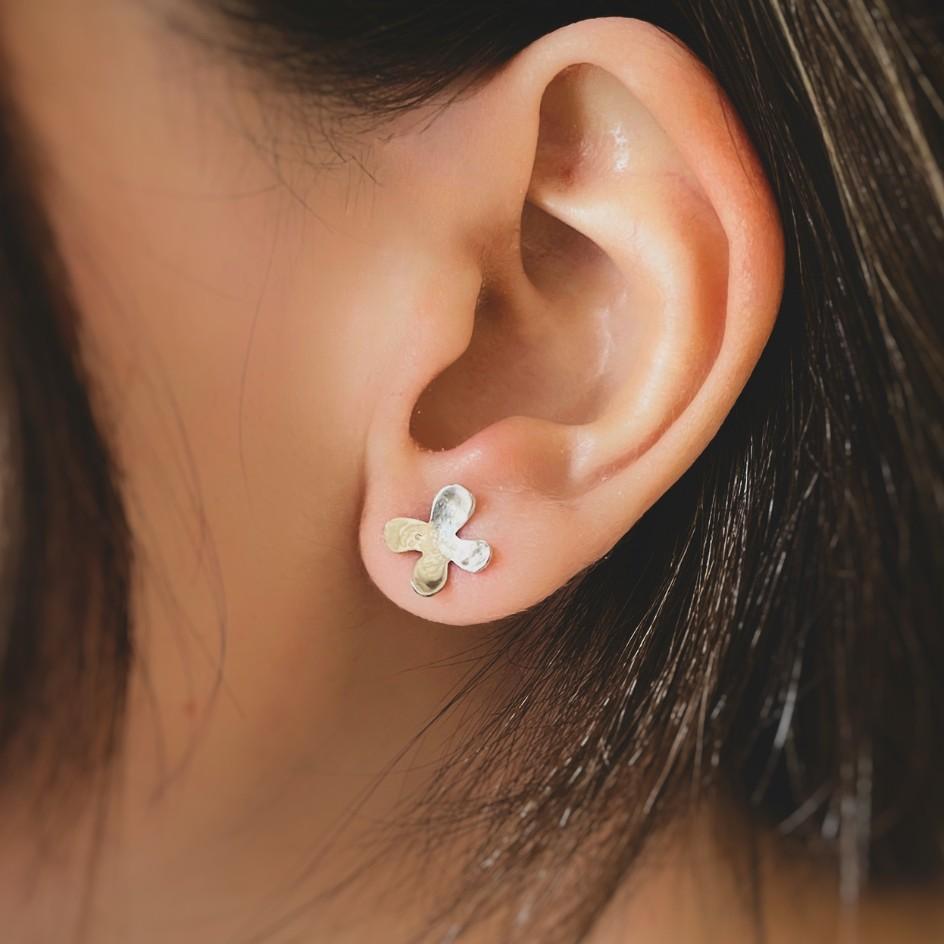 Artisan New Handcrafted Sterling Silver Mini Four-Petal Flower Earrings - Delicate (Boucles d'oreilles en argent sterling à quatre pétales) en vente