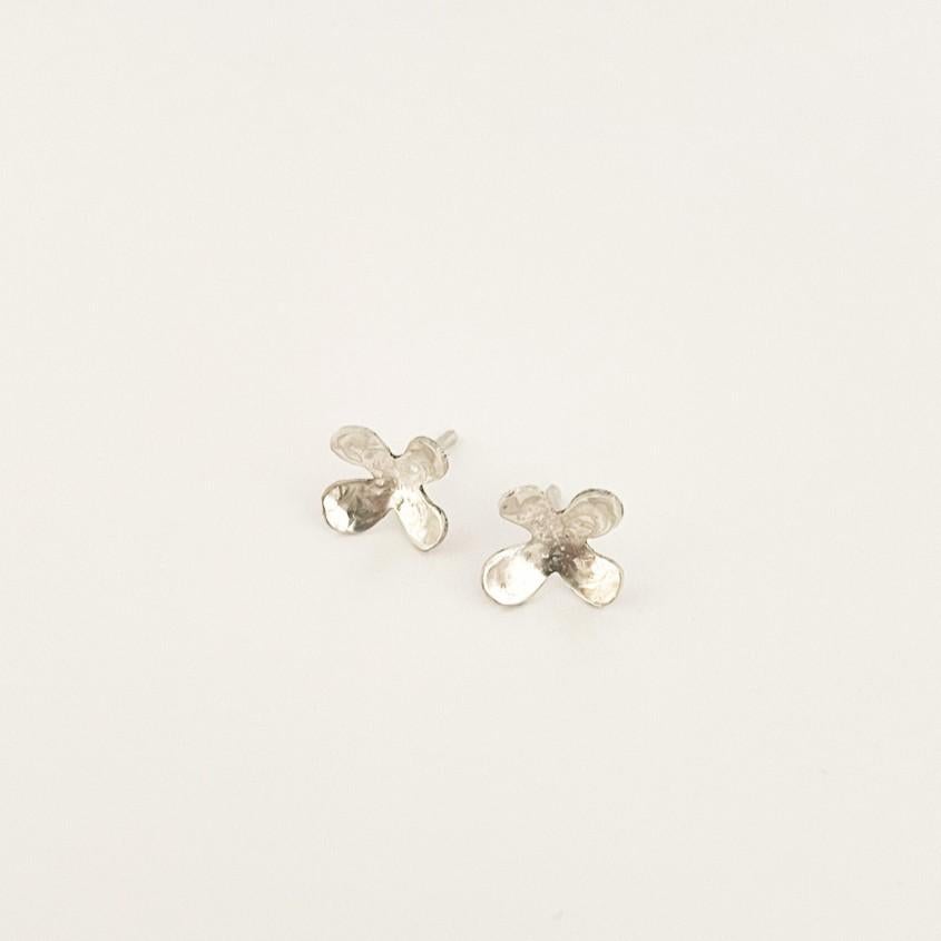 New Handcrafted Sterling Silver Mini Four-Petal Flower Earrings - Delicate (Boucles d'oreilles en argent sterling à quatre pétales) Neuf - En vente à Pigüé, AR