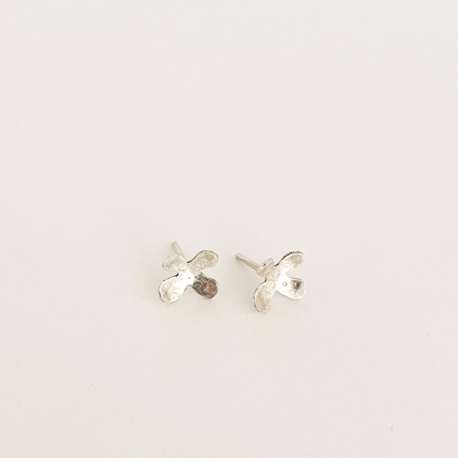 New Handcrafted Sterling Silver Mini Four-Petal Flower Earrings - Delicate (Boucles d'oreilles en argent sterling à quatre pétales) Pour femmes en vente