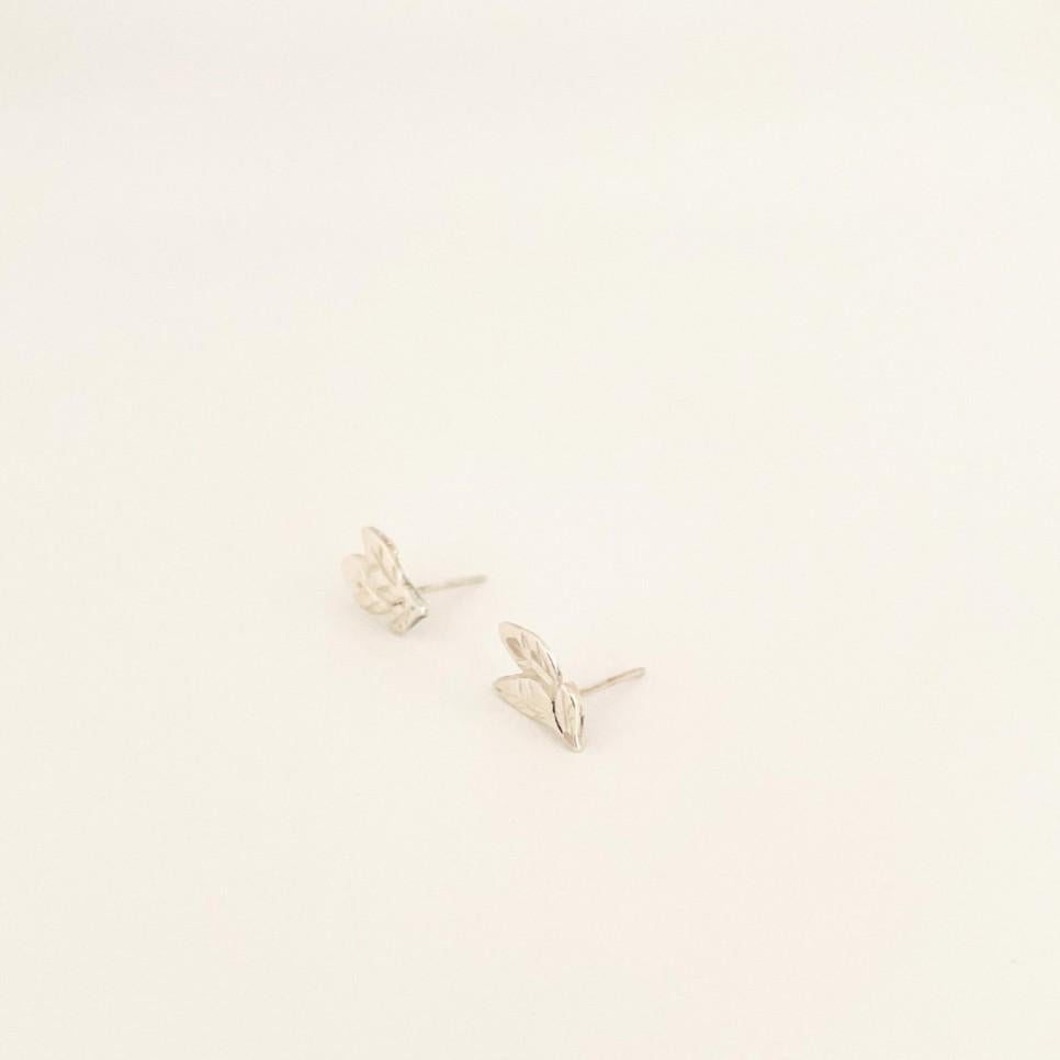 New Handcrafted Sterling Silver Mini Leaf Earrings – Delicate Nature-Inspired De In New Condition For Sale In Pigüé, AR