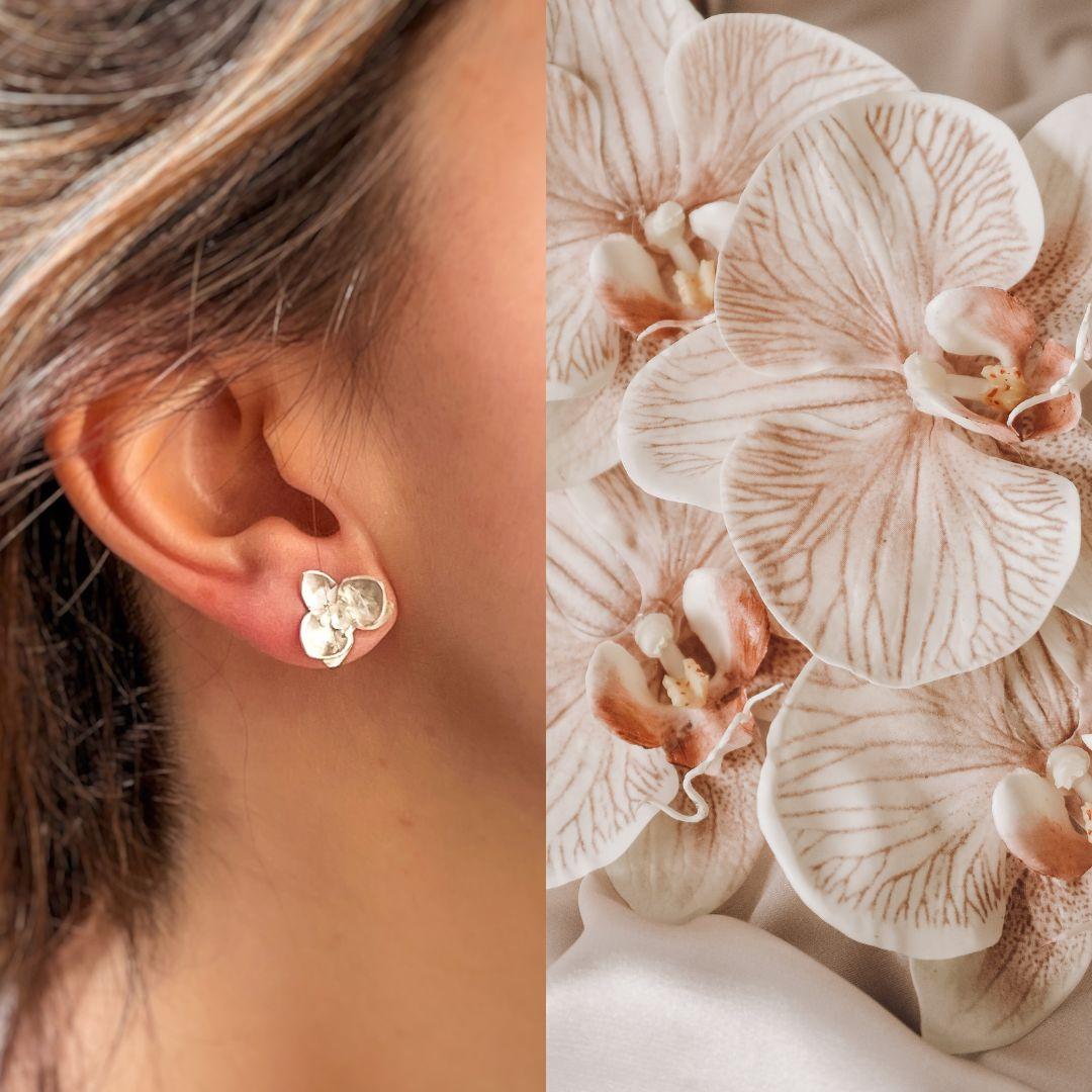 Entdecken Sie die zeitlose Schönheit der Orchideen-Ohrringe aus der Kollektion El Poder de las Flores, die in sorgfältiger Handarbeit aus 925er Sterlingsilber gefertigt werden. Inspiriert von der zarten und exotischen Orchidee, symbolisieren diese