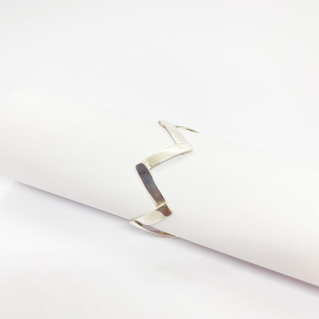Experience the perfect balance of elegance and artistry with the Ayni bracelet, exquisitely handcrafted in 925 sterling silver. This stunning piece showcases an intricate design that reflects timeless sophistication, making it a versatile accessory