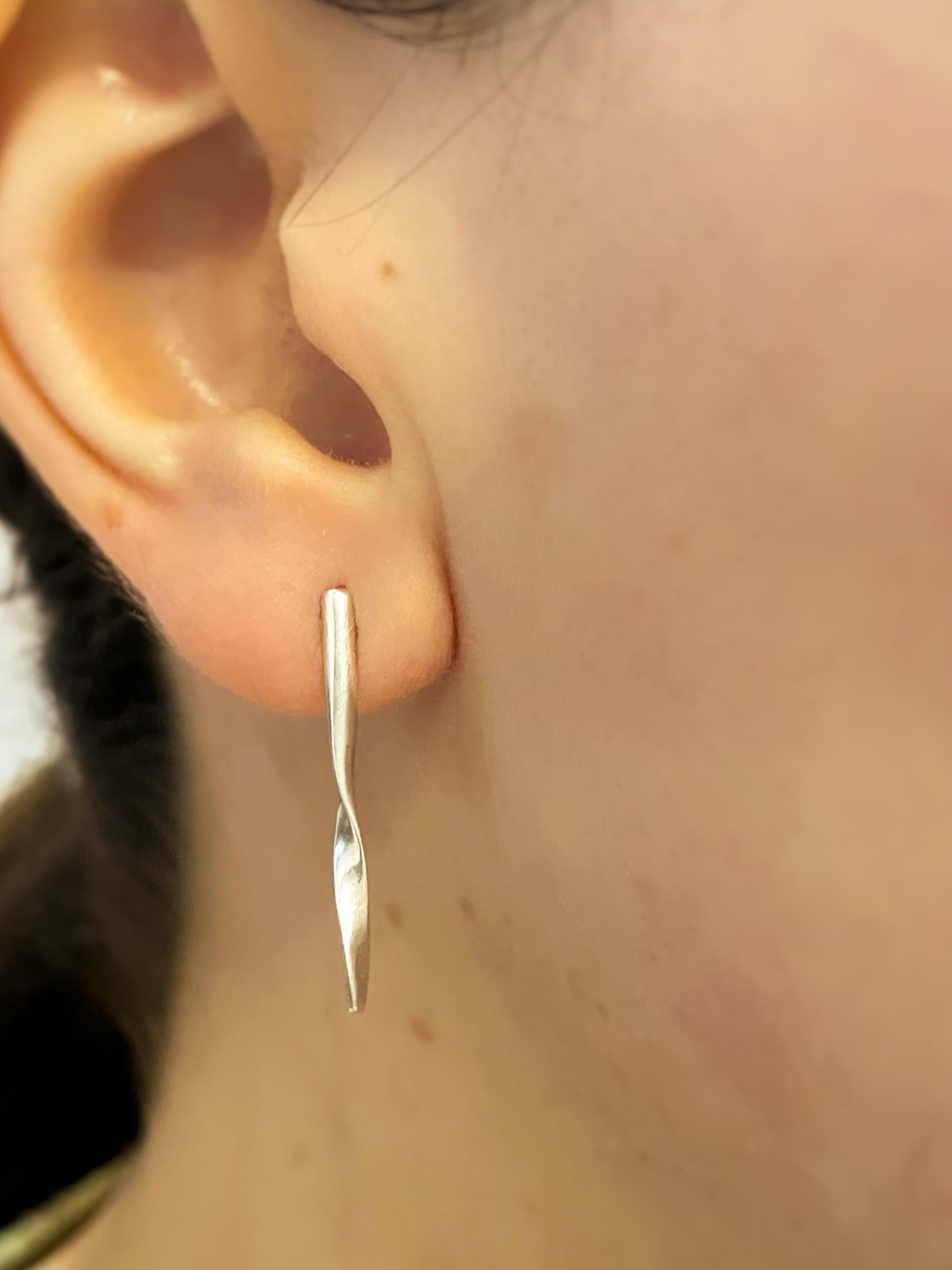 New Handcrafted Sterling Silver Twisted Stick Earrings – Small Delicate Design In New Condition For Sale In Pigüé, AR