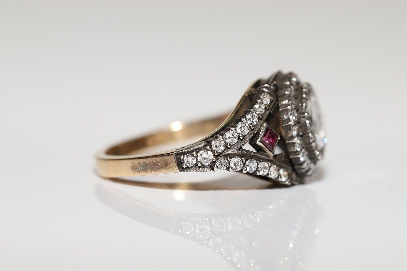 En très bon état.
Le poids total est de 4,7 grammes.
Le diamant est de taille brillant, d'une valeur de 0,82 carat.
Diamant central taillé en rose de 0,42 carat.
La clarté est celle d'un diamant de couleur G-H et vvs-vs-s1.
Rubis de 0,10 carat.
La