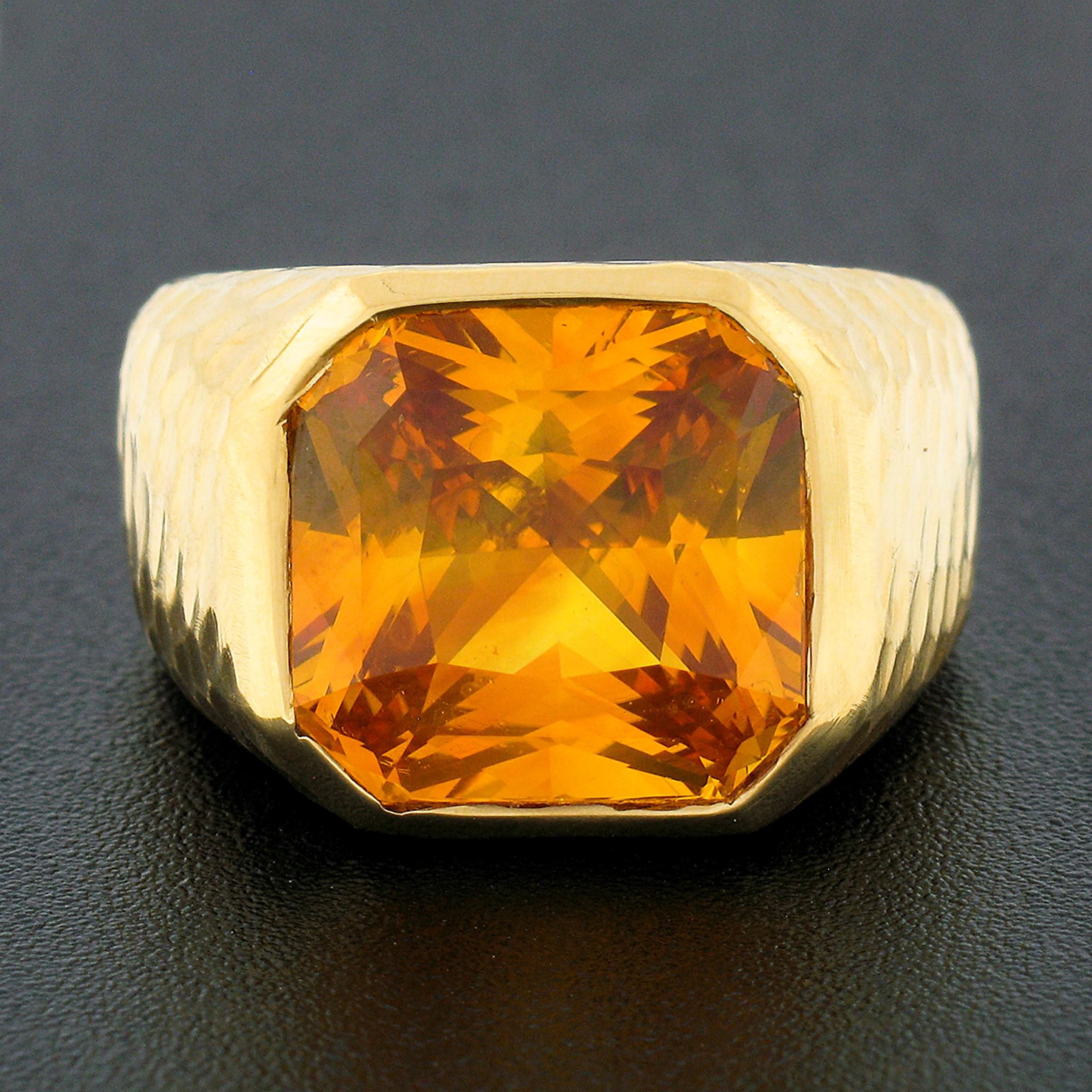 Voici une bague toute neuve et très bien faite, conçue sur mesure et fabriquée à partir d'or jaune 18k massif. Elle comporte une grande pierre saphir naturelle de taille émeraude, certifiée par le GIA, soigneusement sertie en son centre, affichant