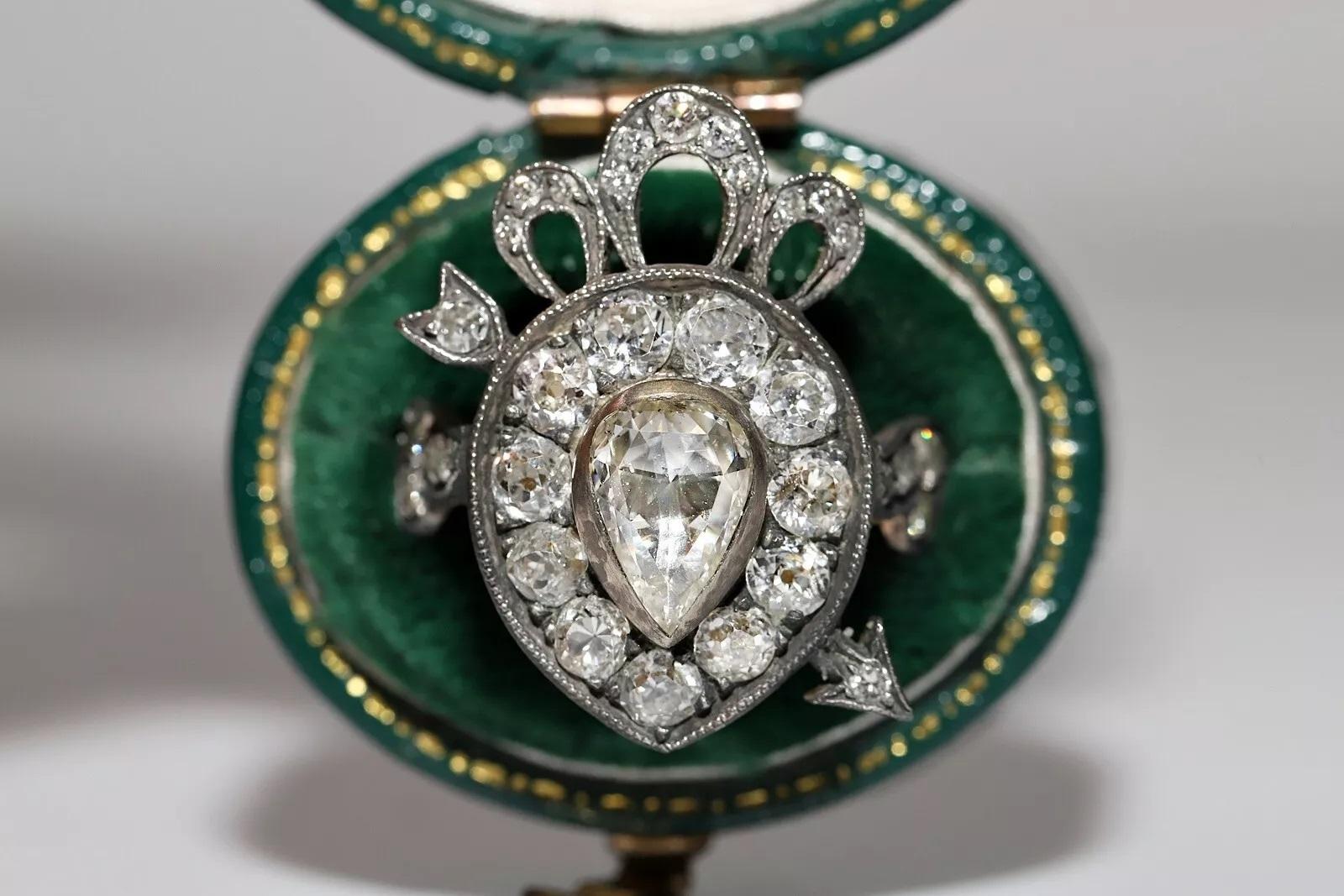 In sehr gutem Zustand.
Das Gesamtgewicht beträgt 7.9 Gramm.
Der zentrale Rosenschliff 0,72 Karat.
Seite Altschliff Diamant insgesamt 2,11 Karat.
Alle Diamanten zusammen 2,83 Karat.
Der Diamant hat  Farbe H-I-J und Klarheit vs-s1-s2.
Ringgröße ist US