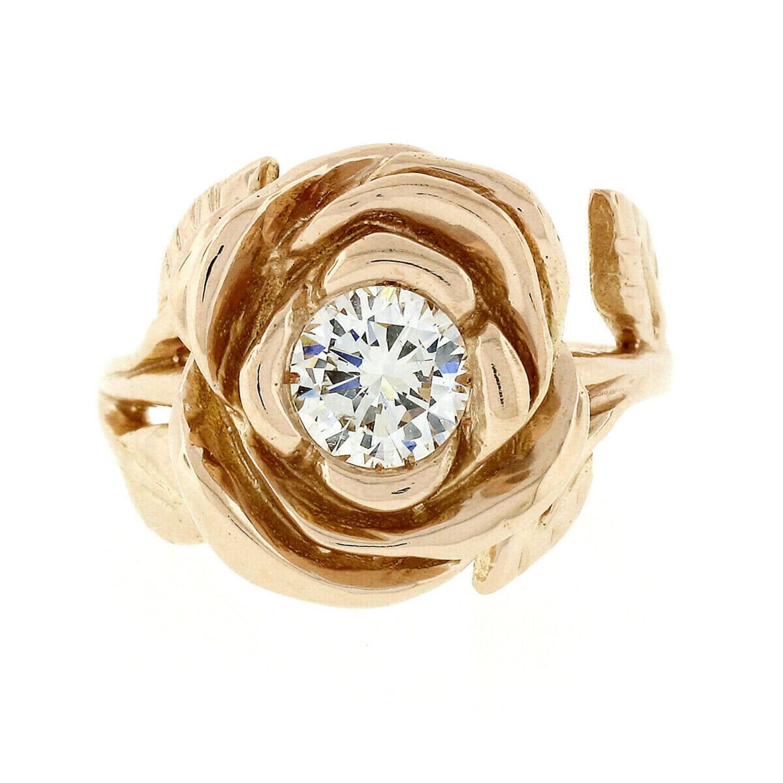 Nuovo anello fatto a mano in oro rosa 18k con diamante rotondo da 0,72 carati, fiore rosa e foglia incisa In condizioni Nuovo in vendita a Montclair, NJ