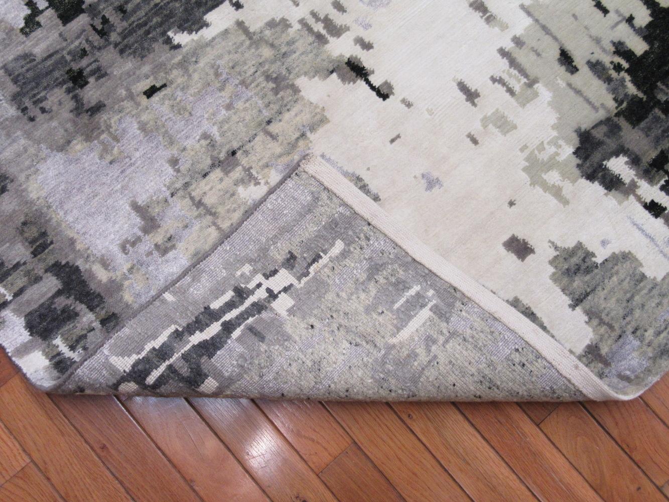 New Handmade Wool and Silk Modern Contemporary Design Rug In Excellent Condition For Sale In Atlanta, GA