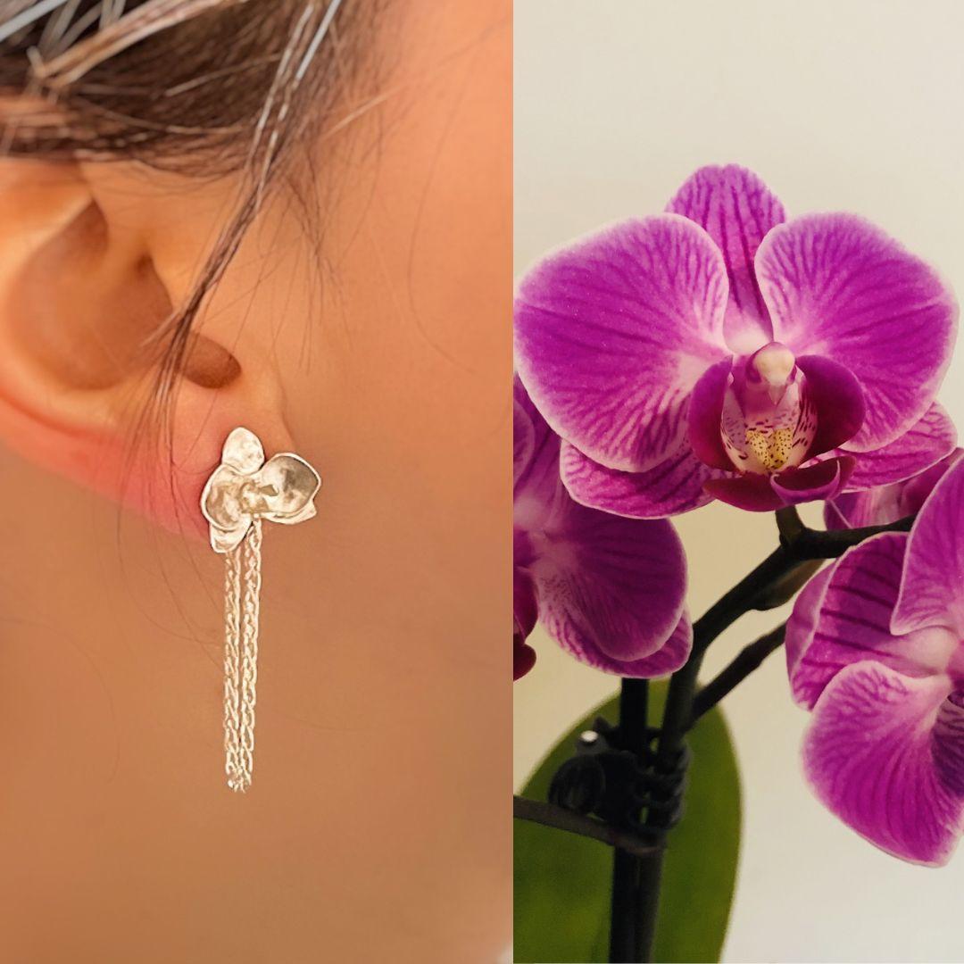 Celebrate the elegance of nature with the Charm Orchid earrings, part of the El Poder de las Flores collection. Handcrafted in 925 sterling silver, these earrings feature a refined orchid flower design that symbolizes strength, beauty, and luxury.