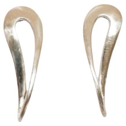 Inspired by the fluid motion of a water drop, the Gota Earrings are a testament to the beauty of simplicity and sophistication. Handcrafted in 925 sterling silver, each earring features an organic and unique shape, reflecting the elegance and charm