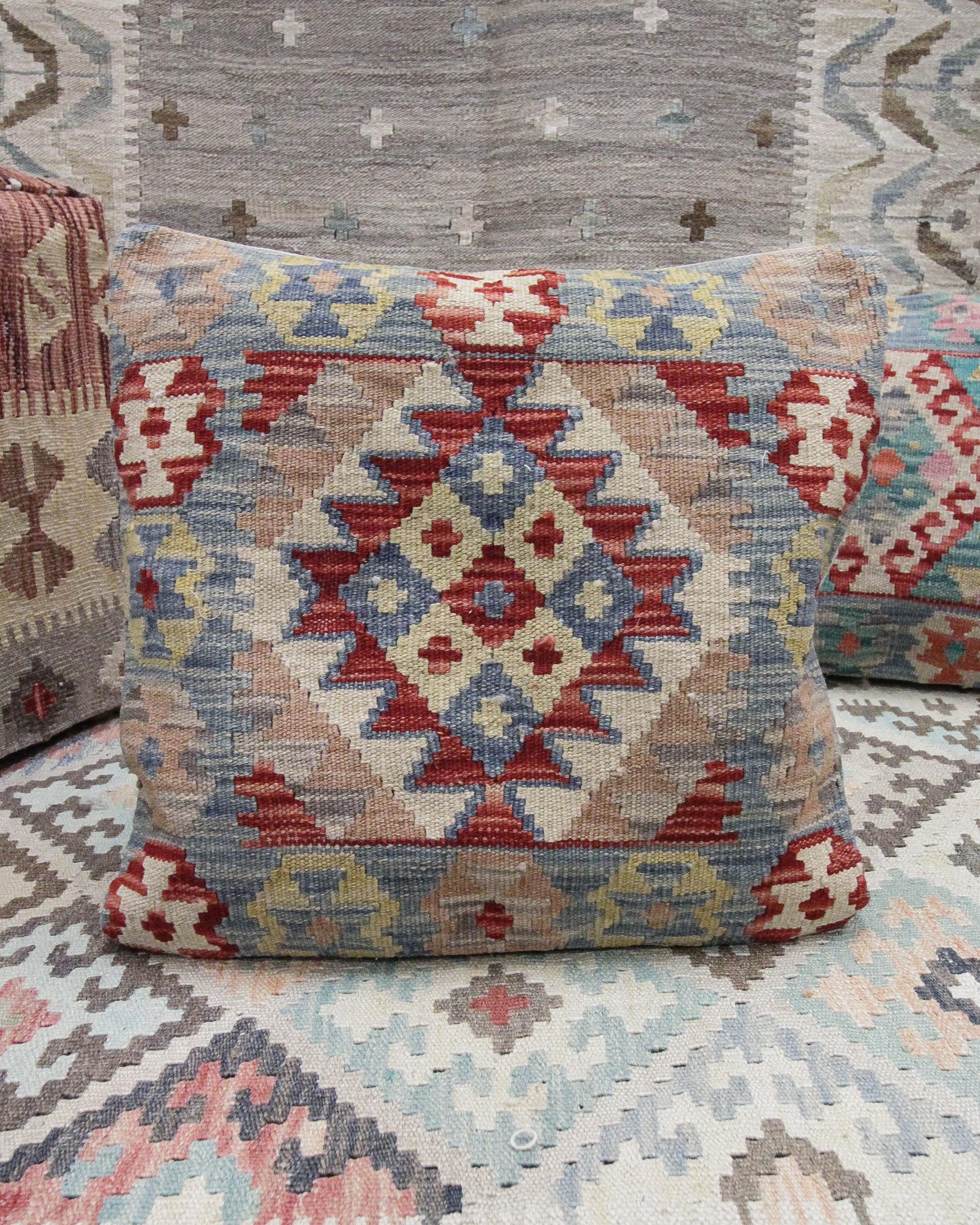 Cette nouvelle housse de coussin en kilim traditionnel est une pièce tissée à la main construite au début du 21e siècle. Le design a été délicatement tissé à la main et présente un motif géométrique symétrique qui ne manquera pas de se démarquer sur