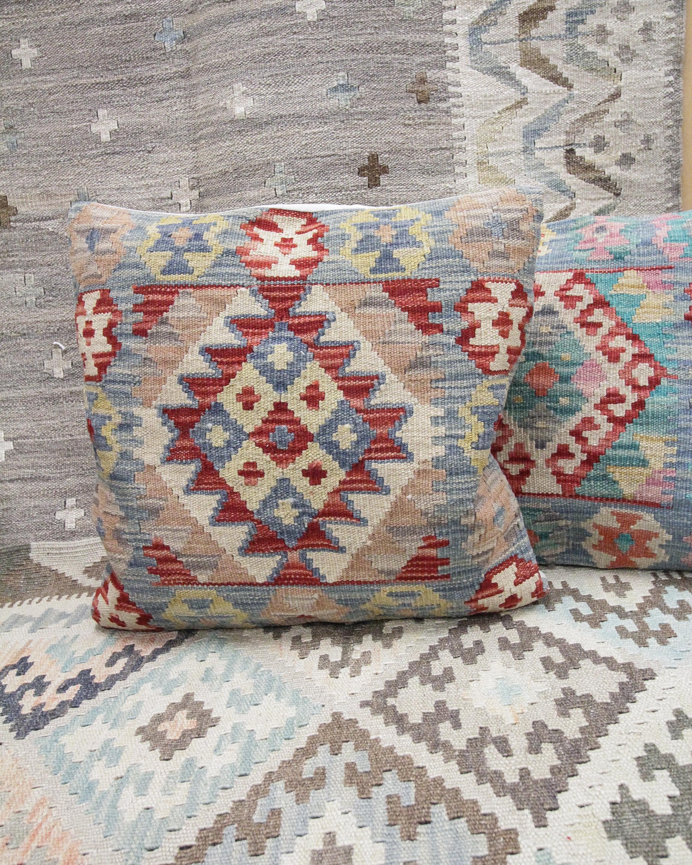 New Handmade Traditional Kilim Cushion Cover Bold Wool Scatter Pillow (Handgeknüpft) im Angebot