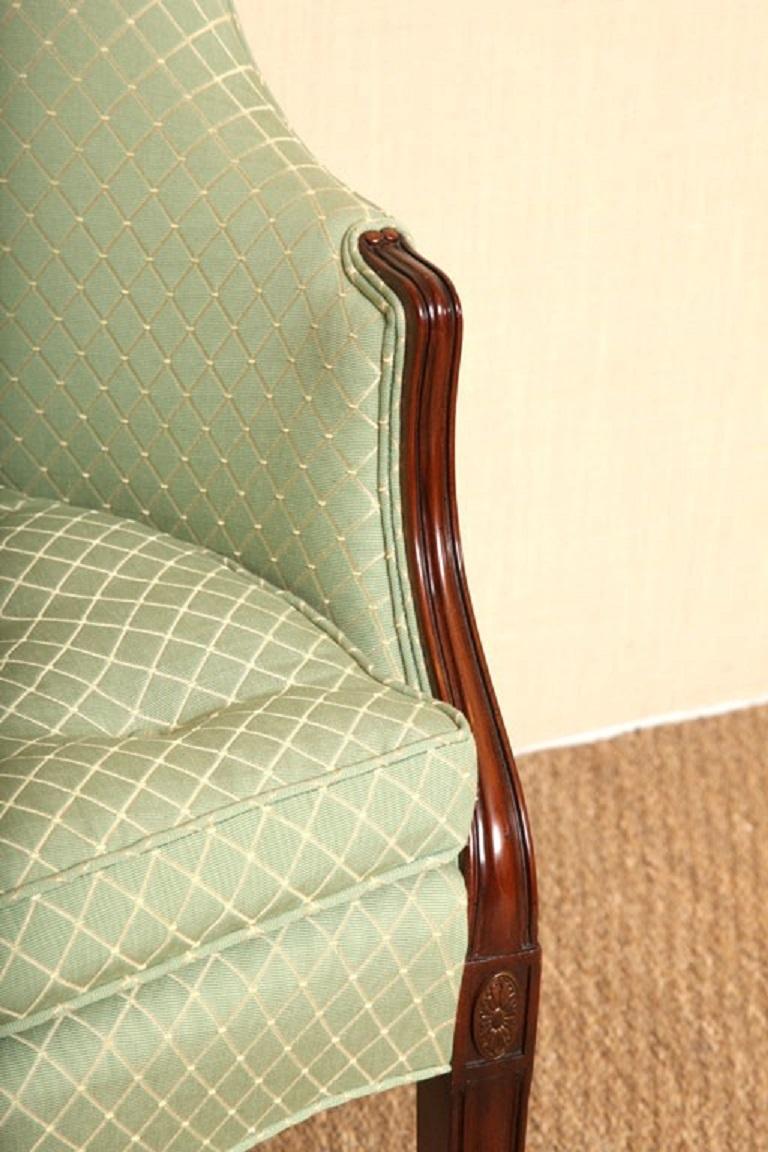 Américain Nouveau fauteuil de style Hepplewhite en acajou avec bras en bois d'exposition et coussin boutonné en vente