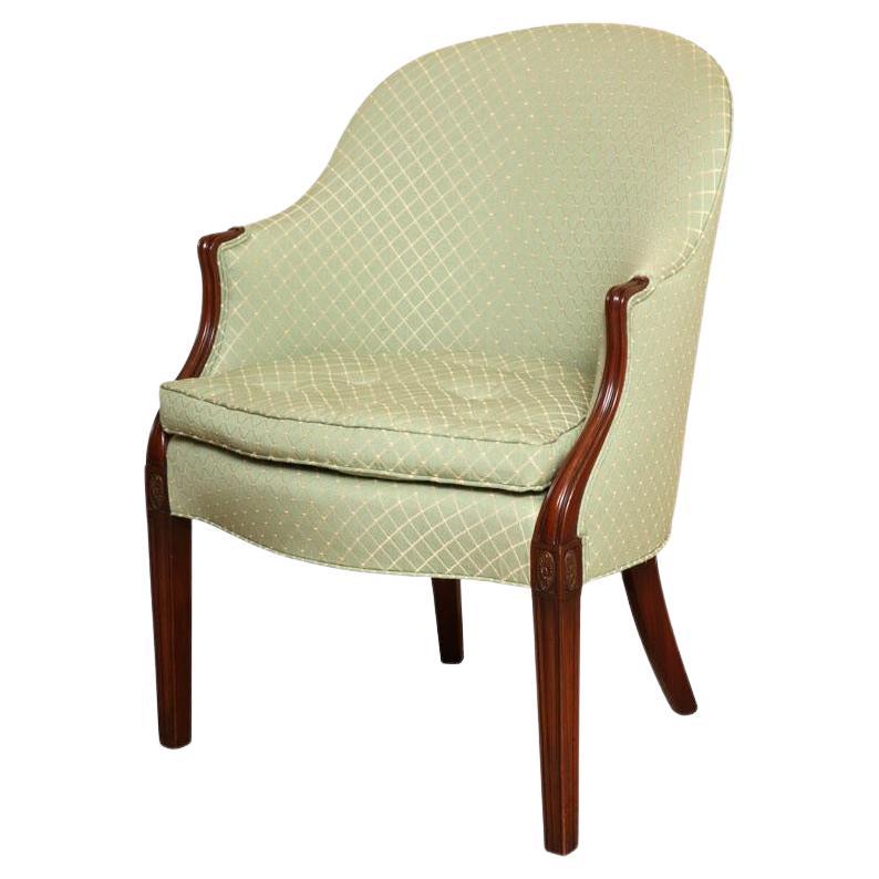 Nouveau fauteuil de style Hepplewhite en acajou avec bras en bois d'exposition et coussin boutonné en vente