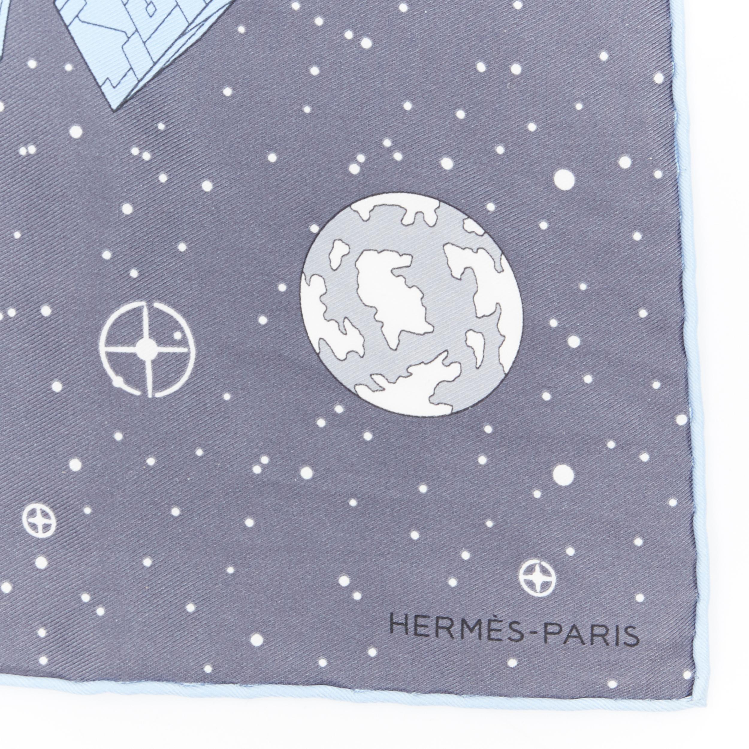 new HERMES 100% silk Odyssey pocket square 45 blue space craft print scarf
Brand: Hermes
Model Name / Style: Silk scarf
Material: Silk
Color: Blue
Pattern: Abstract
Extra Detail: 100% silk. Odyssey Pocket Square 45. Blue space craft print.
Made in: