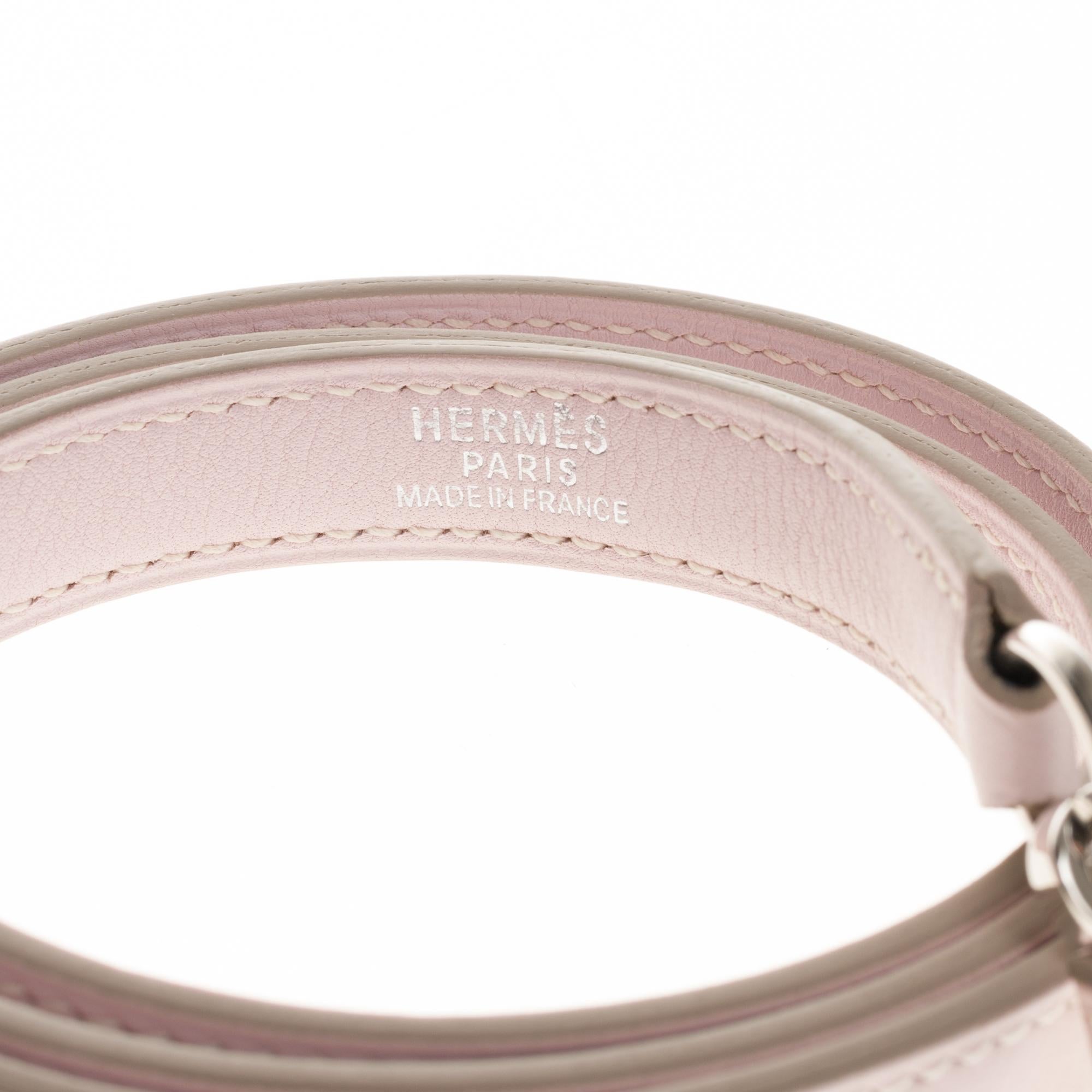 Hermes bag strap in Swift leather color Rose Sakura.
Palladium silver metal trim.
Signature: 