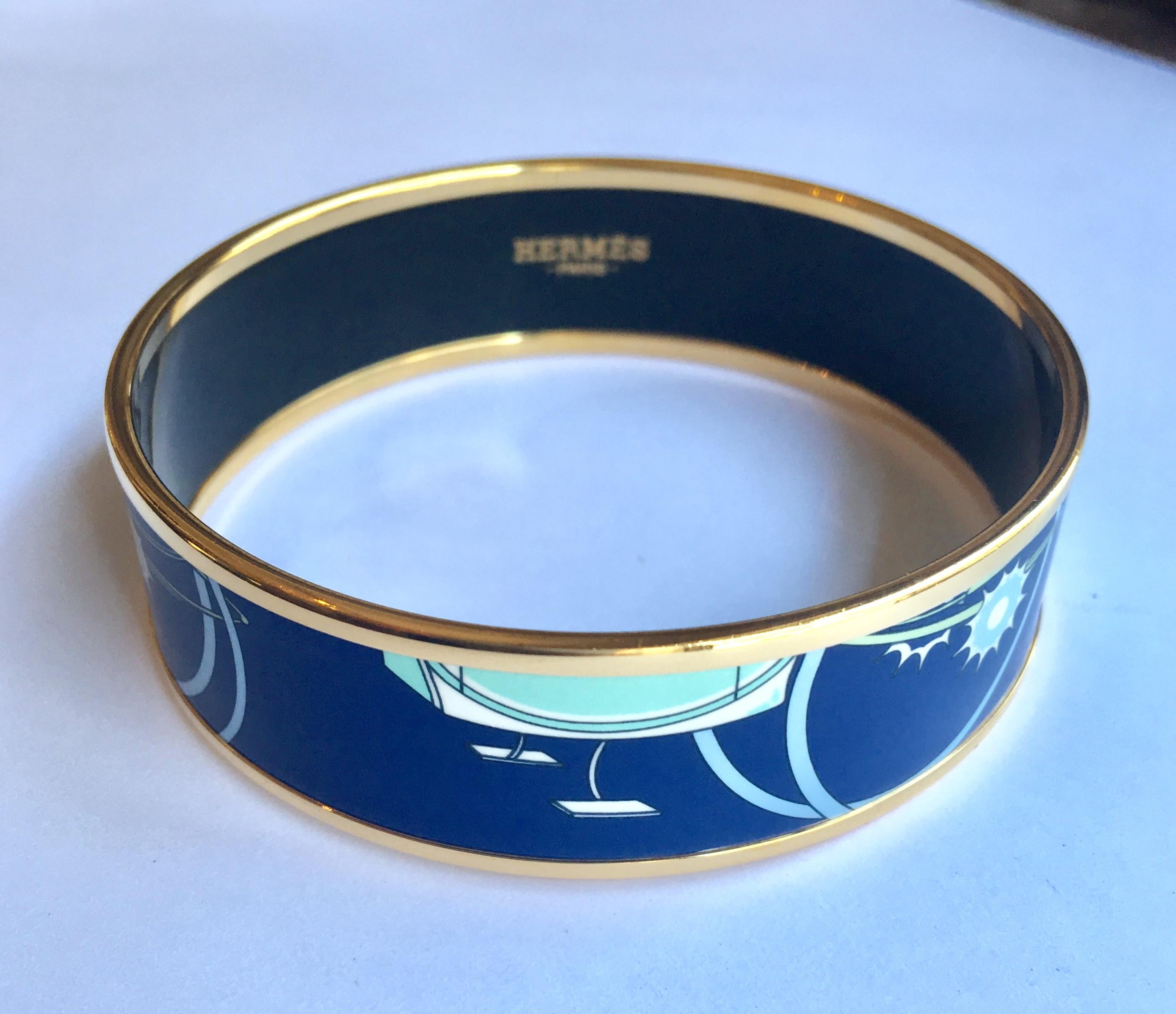 New, never worn, Les Voitures a Transformation bangle

Hermes bracelet in printed enamel.

Gold plated

2.75