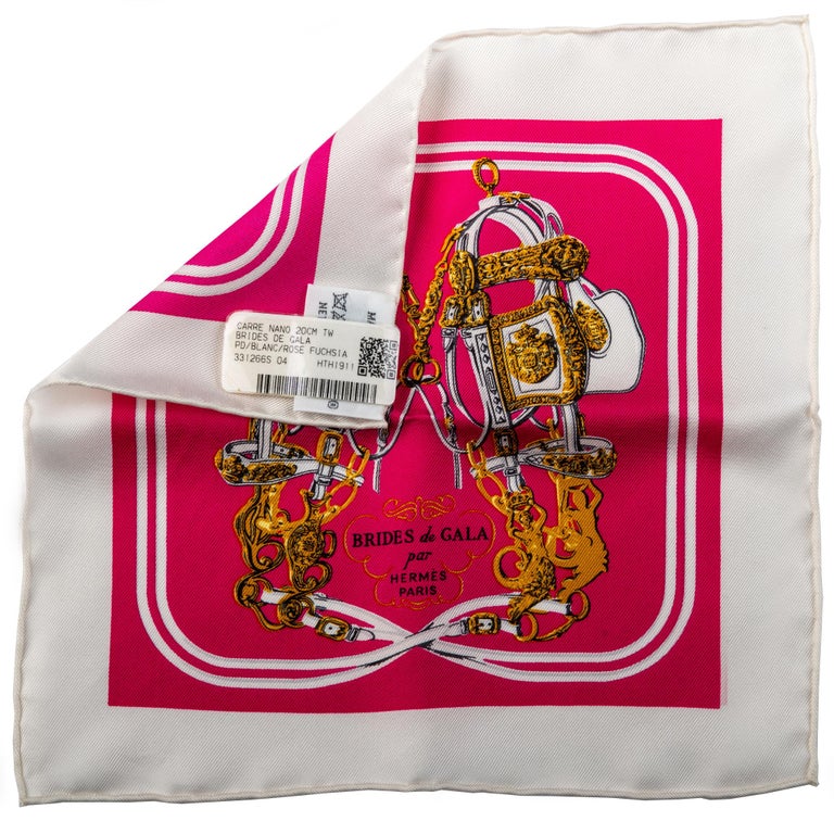 Hermès - Mini écharpe « Brides De Gala » en soie de 20,3 cm avec boîte,  état neuf En vente sur 1stDibs