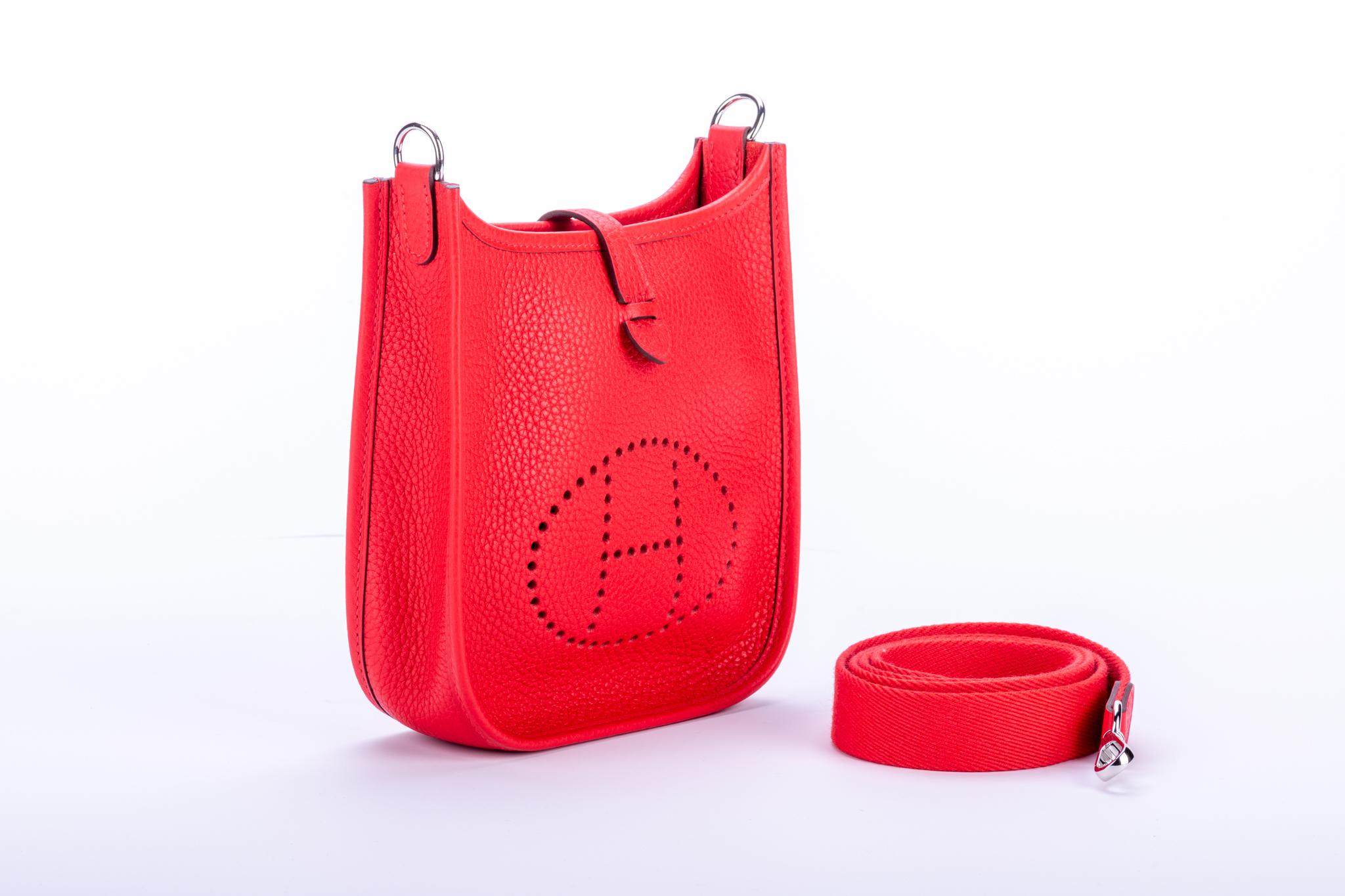Mini sac Hermès Evelyne en cuir rouge de coeur Taurillon Clemence et accessoires en palladium. Horodateur D pour 2019. Neuf dans sa boîte avec sa housse d'origine.