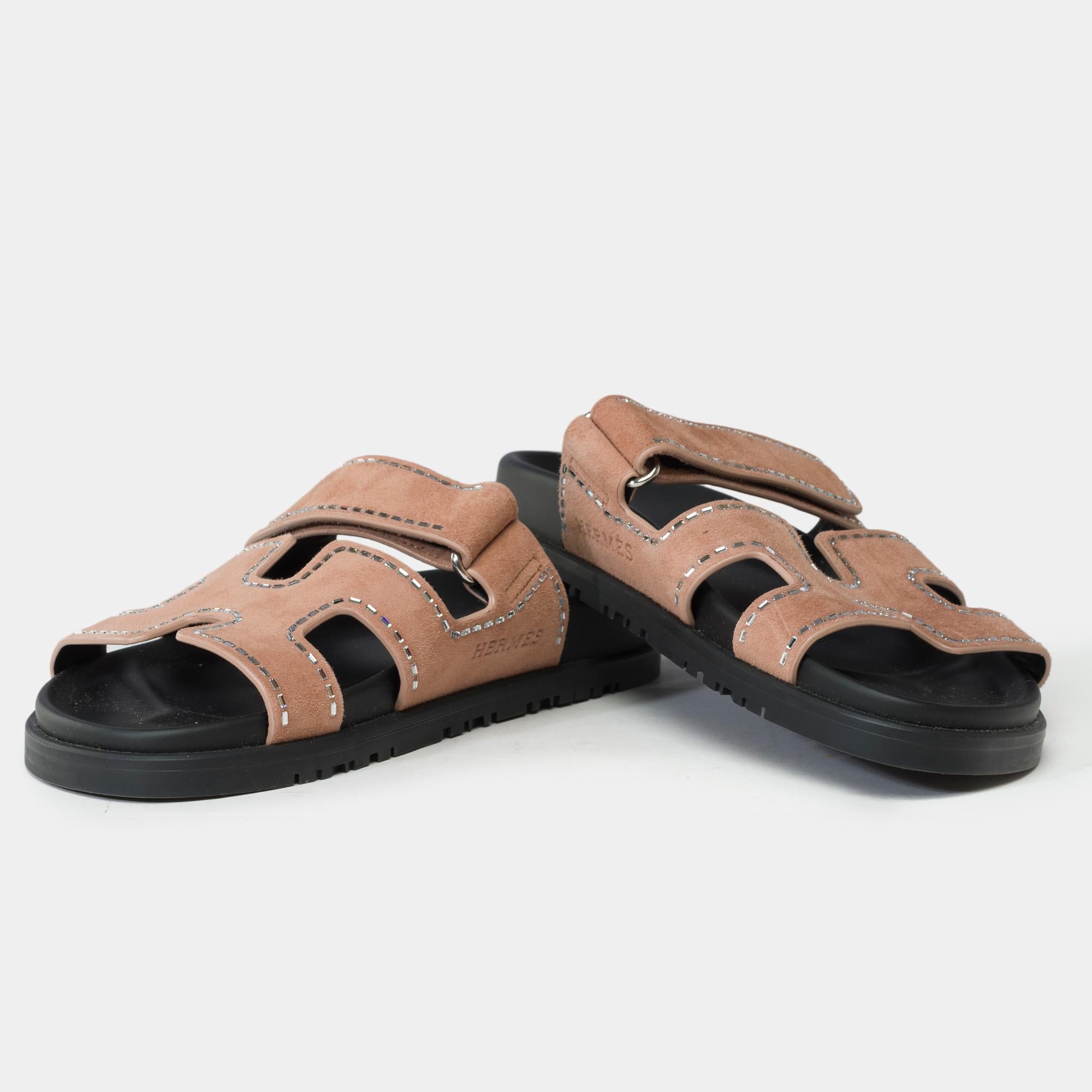 Hermès​ ​Chypre​ ​sandals​ ​in​ ​Pink​ ​Pearl​ ​Velvet​ ​goat
Techno-sandals​ ​in​ ​velvet​ ​goat​ ​with​ ​clean​ ​lines​ ​on​ ​an​ ​anatomical​ ​rubber​ ​sole,​ ​with​ ​adjustable​ ​flange,​ ​for​ ​a​ ​relaxed​ ​look​ ​and​ ​a​ ​resolutely​