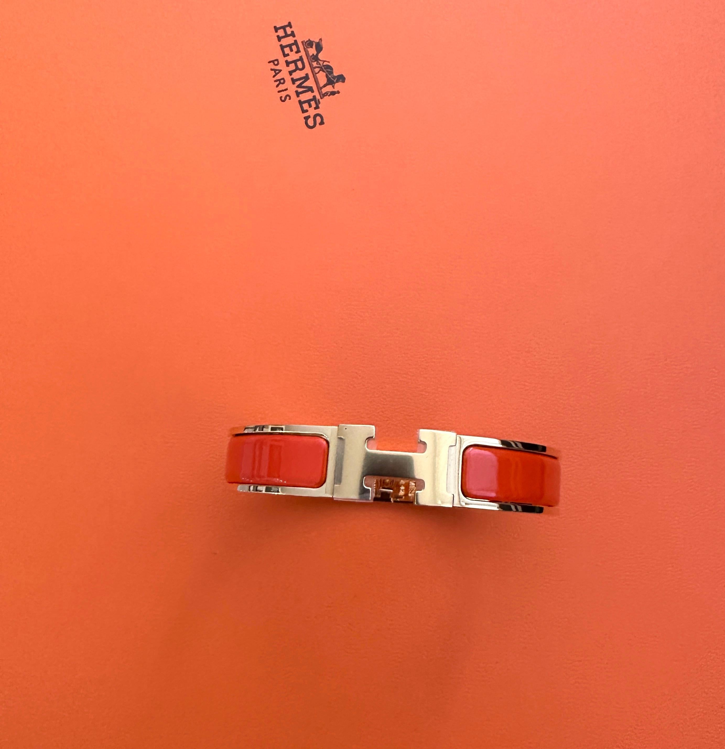 The Clic Clac H GM
GM SIZE 
Hermes bracelet in Yellow Gold Plated 
Color is Orange Fruite
GM size, for the larger hand 
Circumference: 7.5