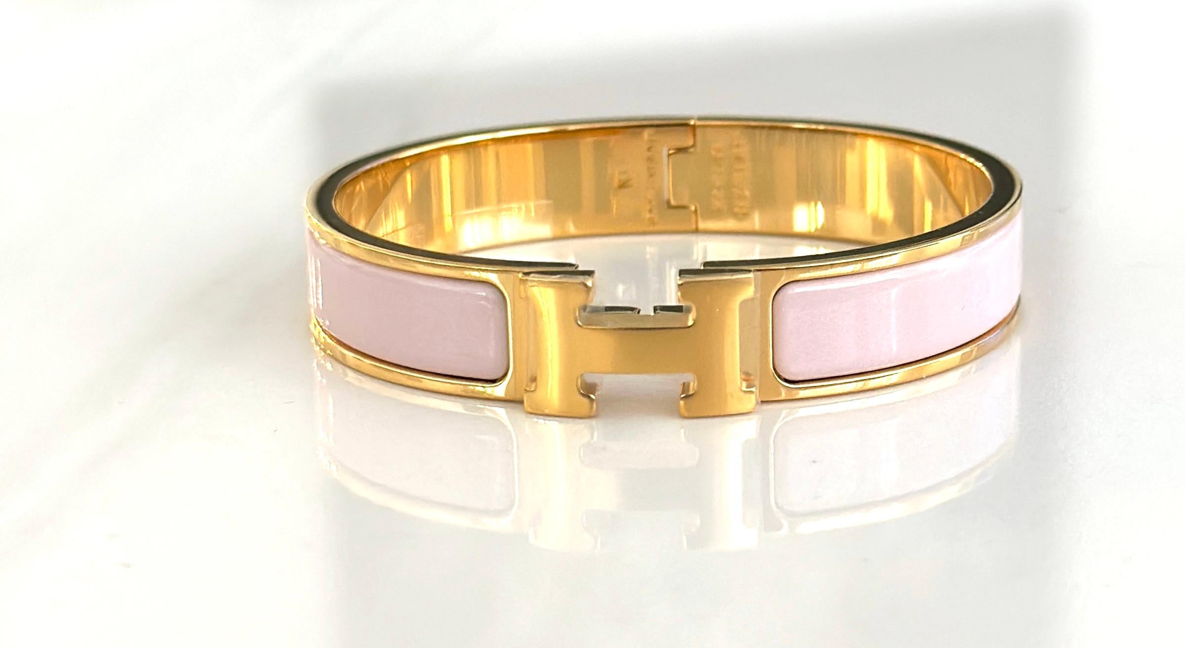 The Clic Clac H GM
GM SIZE IS THE LARGER SIZE
Hermes bracelet in Yellow Gold Plated 
Color is ROSE CANDEUR
Pink
GM size, for the larger hand 
Circumference: 7.5
