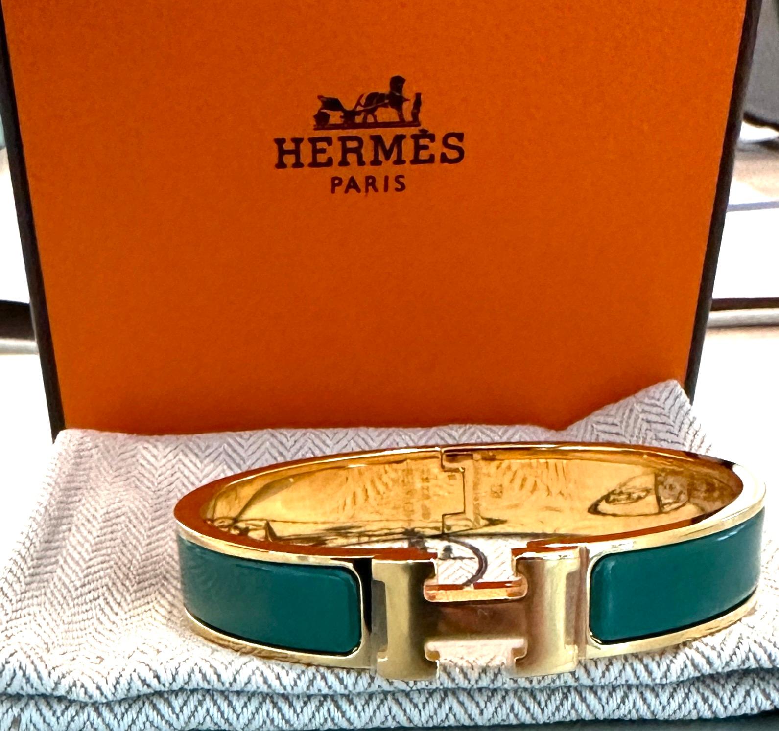 The Clic Clac H GM
GM SIZE 
Hermes bracelet in Yellow Gold Plated 
Color is Vert Flamboyant
Pink
GM size, for the larger hand 
Circumference: 7.5